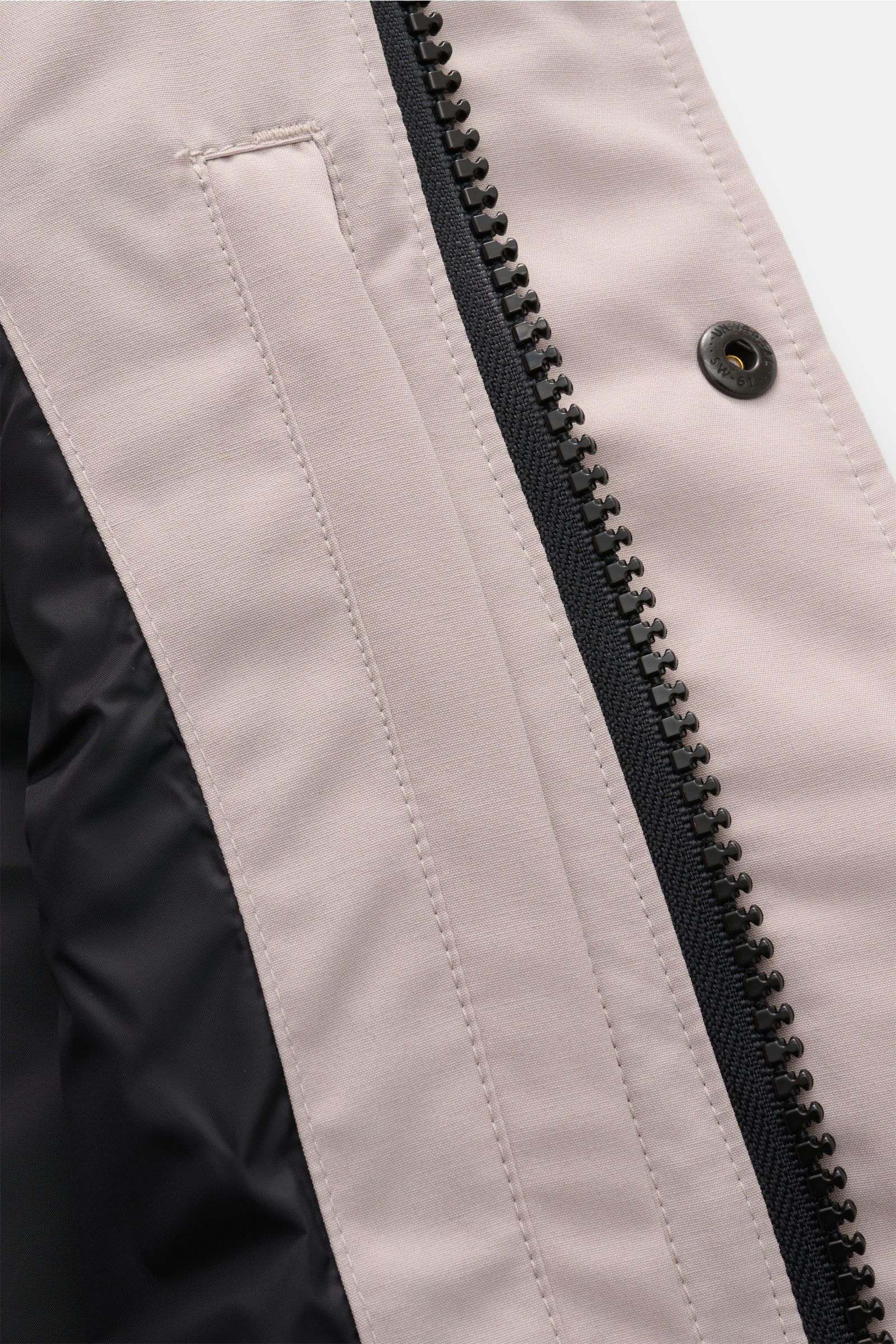 Canada Goose Daunenweste 'Freestyle Crew' hellgrau in Nahaufnahme von innen mit robustem Zwei-Wege-Reißverschluss, wind- und wasserabweisendem Microfaser-Obermaterial.