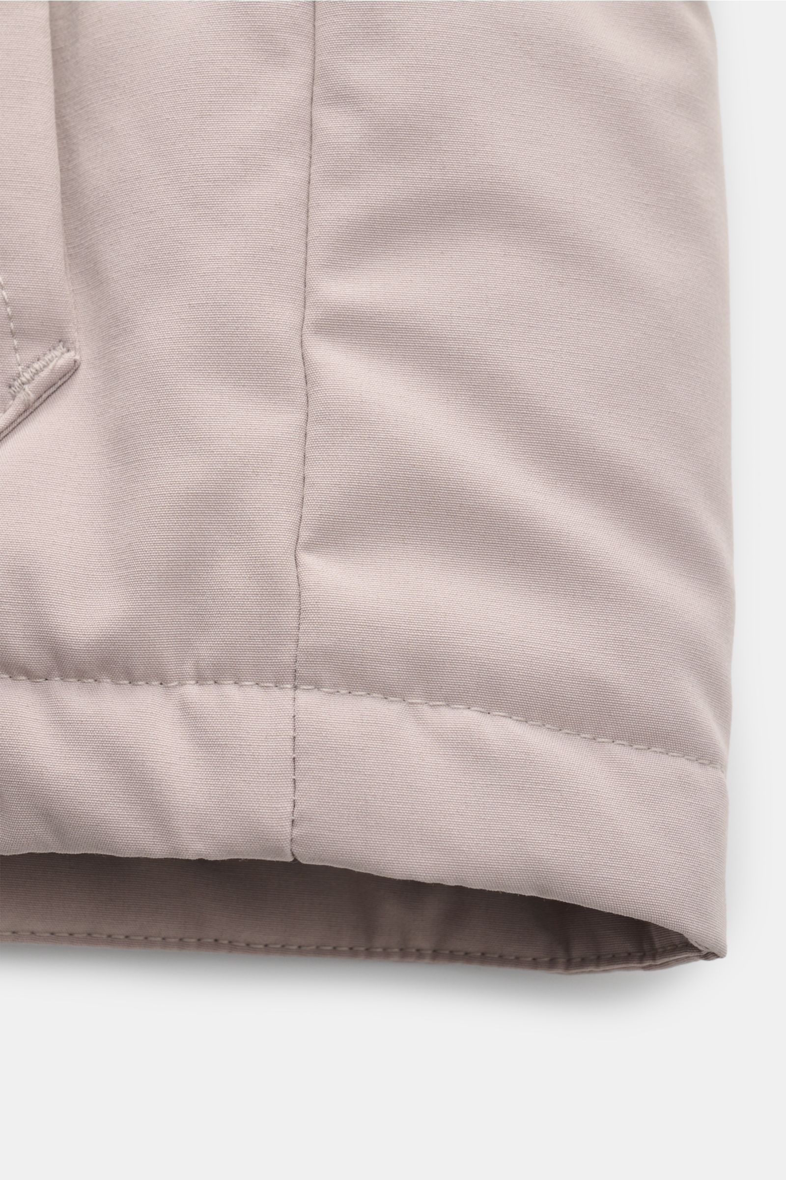 Canada Goose Daunenweste 'Freestyle Crew' hellgrau, Nahaufnahme Saum und Naht, wind- und wasserabweisend, Daunenfüllung, Slim Fit, Dreifach-Fronttaschen.