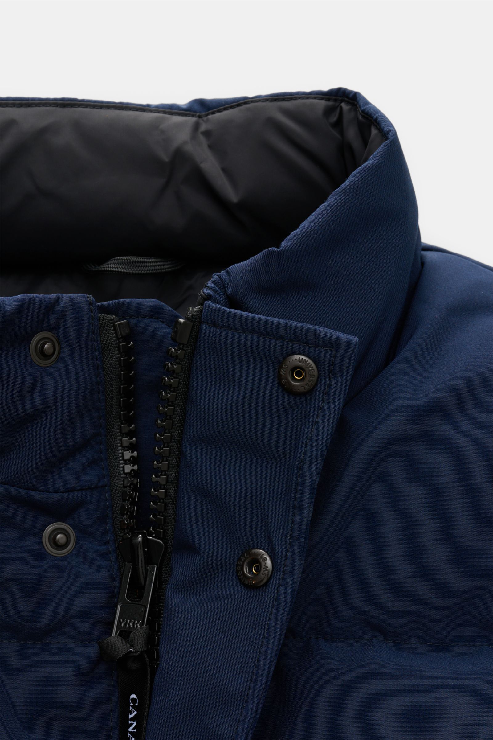 Canada Goose Daunenweste 'Freestyle Crew' navy, Detailaufnahme von oben, wind- und wasserabweisend, mit robuster Fronttasche und Stehkragen.