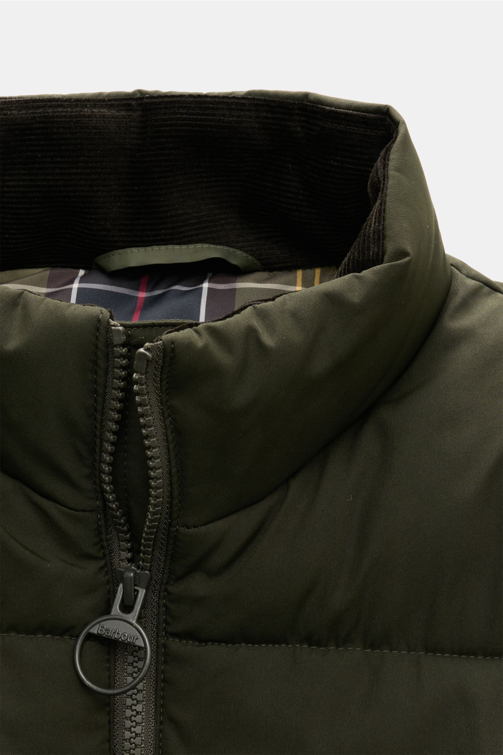 Barbour Steppweste 'Bedale Puffer' dunkelgrün von oben mit hoch schließendem Kragen, Zwei-Wege-Reißverschluss und Microfaser-Wattierung.
