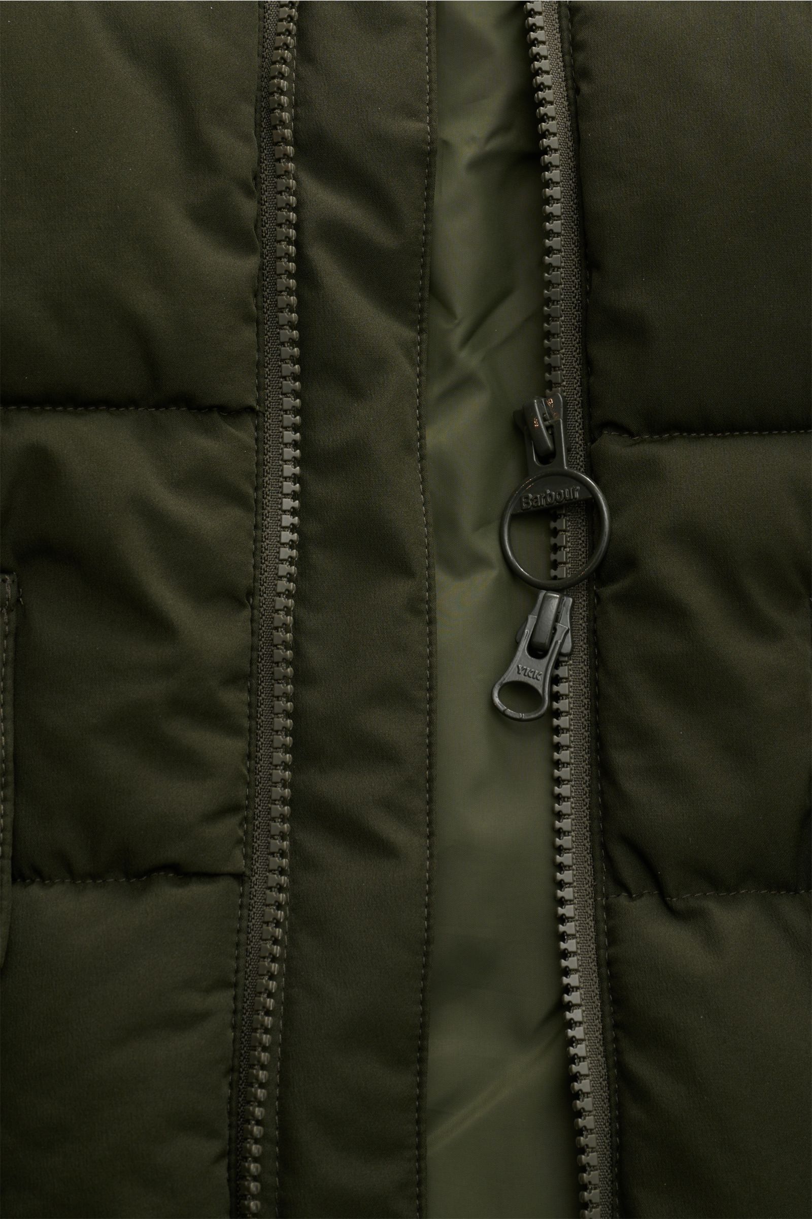 Nahaufnahme der dunkelgrünen Barbour Steppweste 'Bedale Puffer' mit Microfaser-Wattierung, Zwei-Wege-Reißverschluss und schrägen Taschen, Frontansicht.