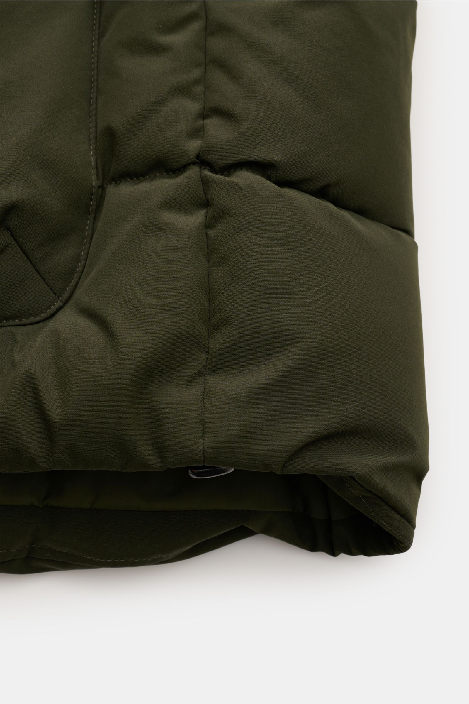 Barbour Steppweste 'Bedale Puffer' dunkelgrün, Detailaufnahme von unten, glatte Microfaser, daunenfreie Wattierung, Slim Fit, Taschen.