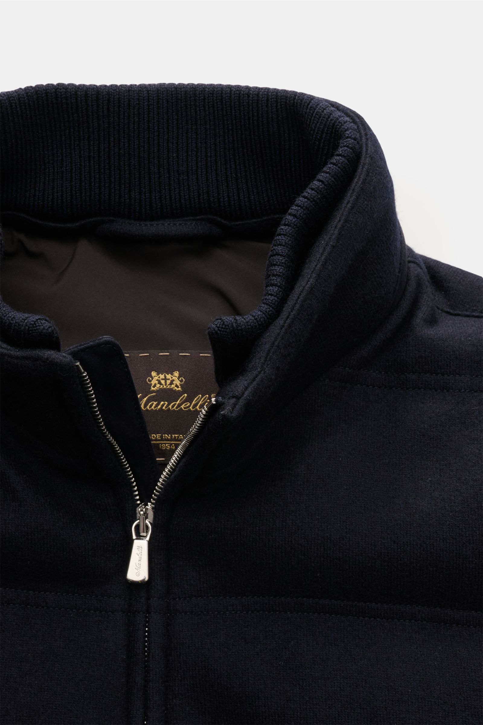Nahaufnahme der Mandelli Cashmere Daunenweste navy von oben, mit elastischem Cashmere, wärmender Daunenfüllung, Rippstrick-Kragen und Zwei-Wege-Reißverschluss.