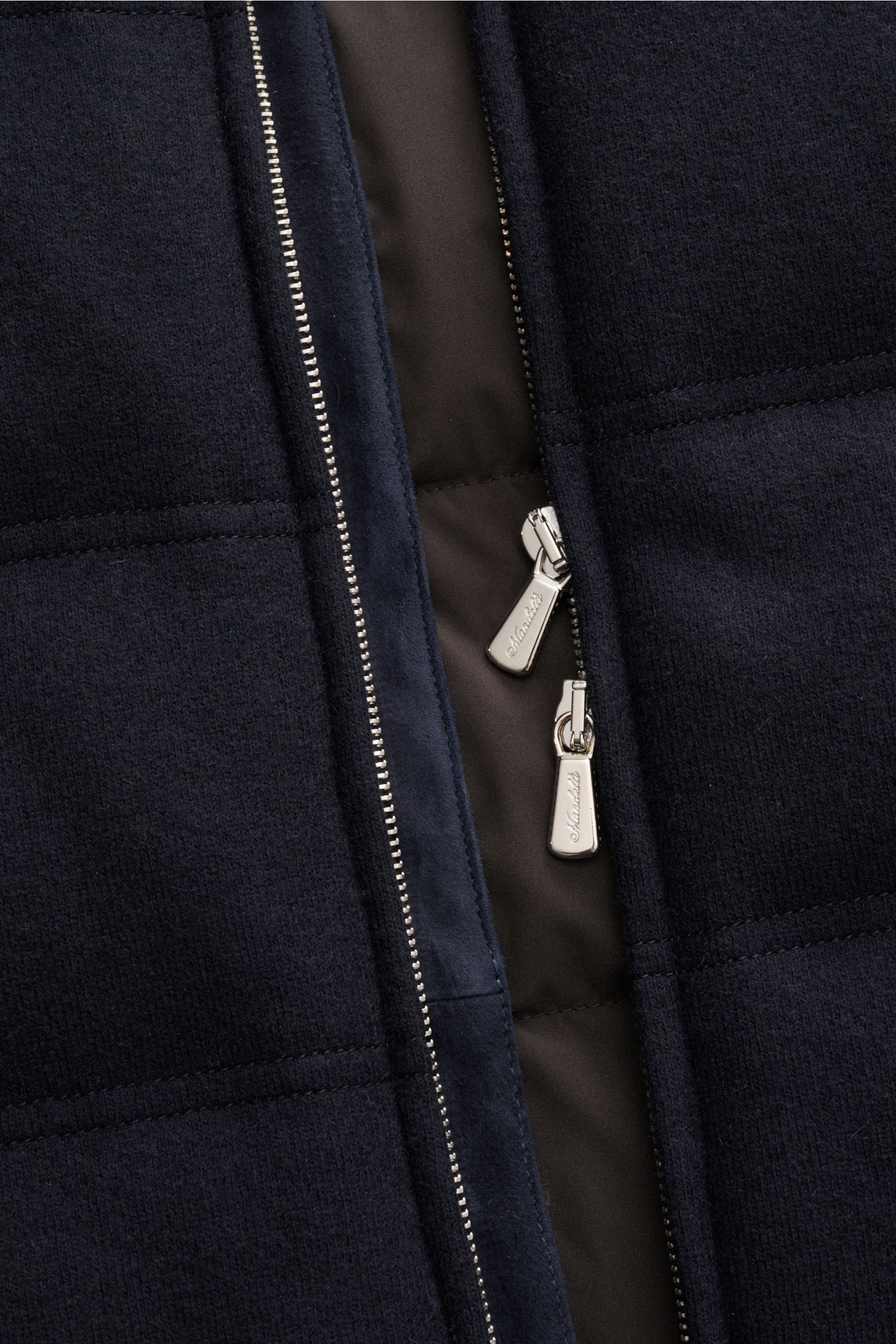 Mandelli Cashmere Daunenweste navy, Detailaufnahme von vorne, elastischer Cashmere, wärmende Daunenfüllung, Zwei-Wege-Reißverschluss, weicher Griff.