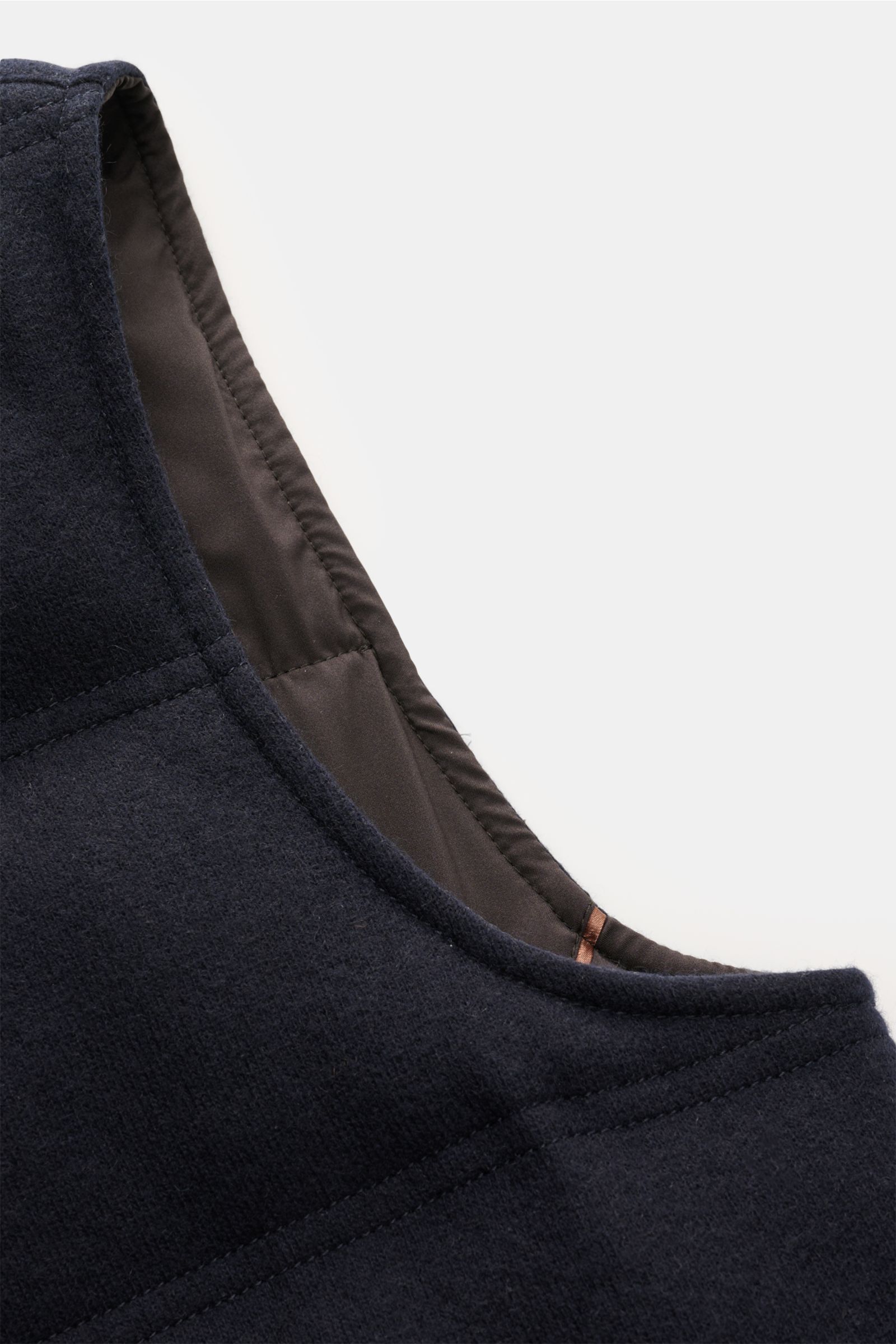 Nahaufnahme der Mandelli Cashmere Daunenweste navy, schräg von oben, mit elastischem Cashmere, weichem Griff und wärmender Daunenfüllung.