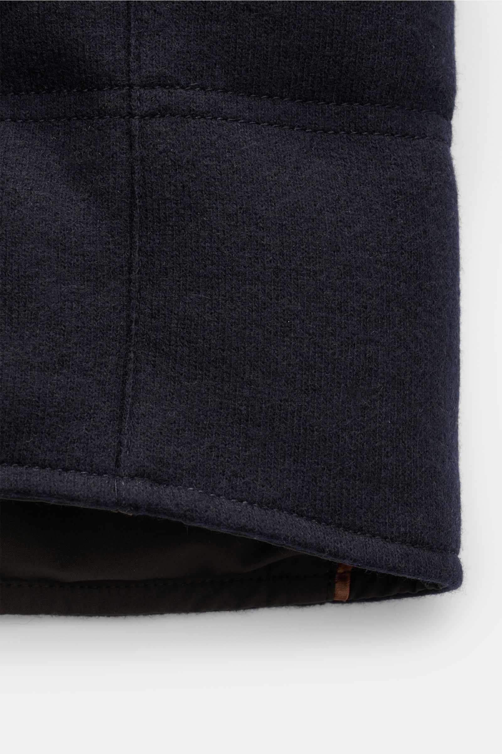 Nahaufnahme der Mandelli Cashmere Daunenweste navy, Detailansicht des weichen, elastischen Cashmere-Stoffs mit wärmender Daunenfüllung und feiner Naht, Vorderseite unten mit geschmeidigem Innenfutter.