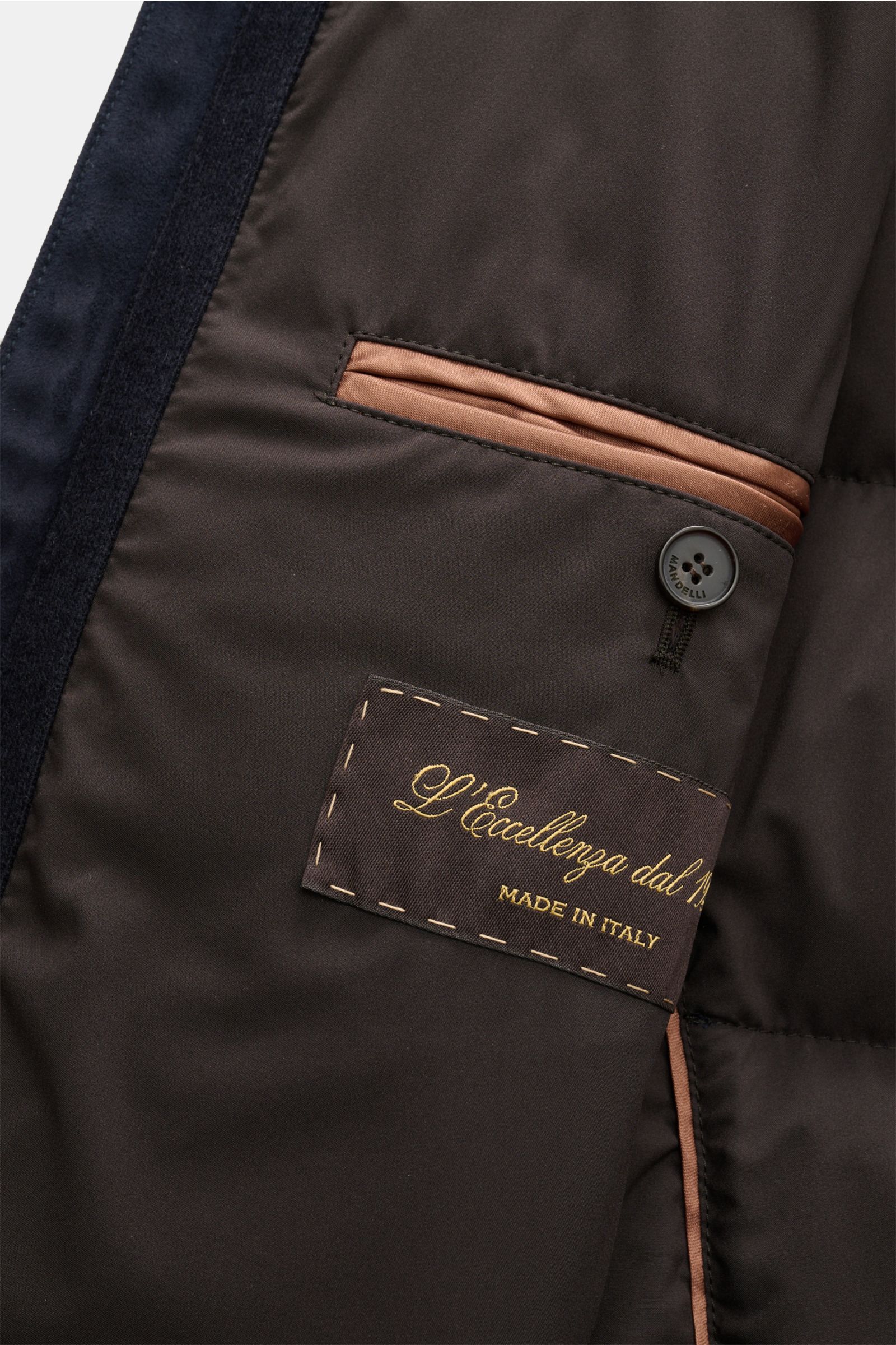 Innenseite der Mandelli Cashmere Daunenweste navy, Nahaufnahme mit Label, Innentaschen, geschmeidigem Futterstoff und Knopfverschluss.