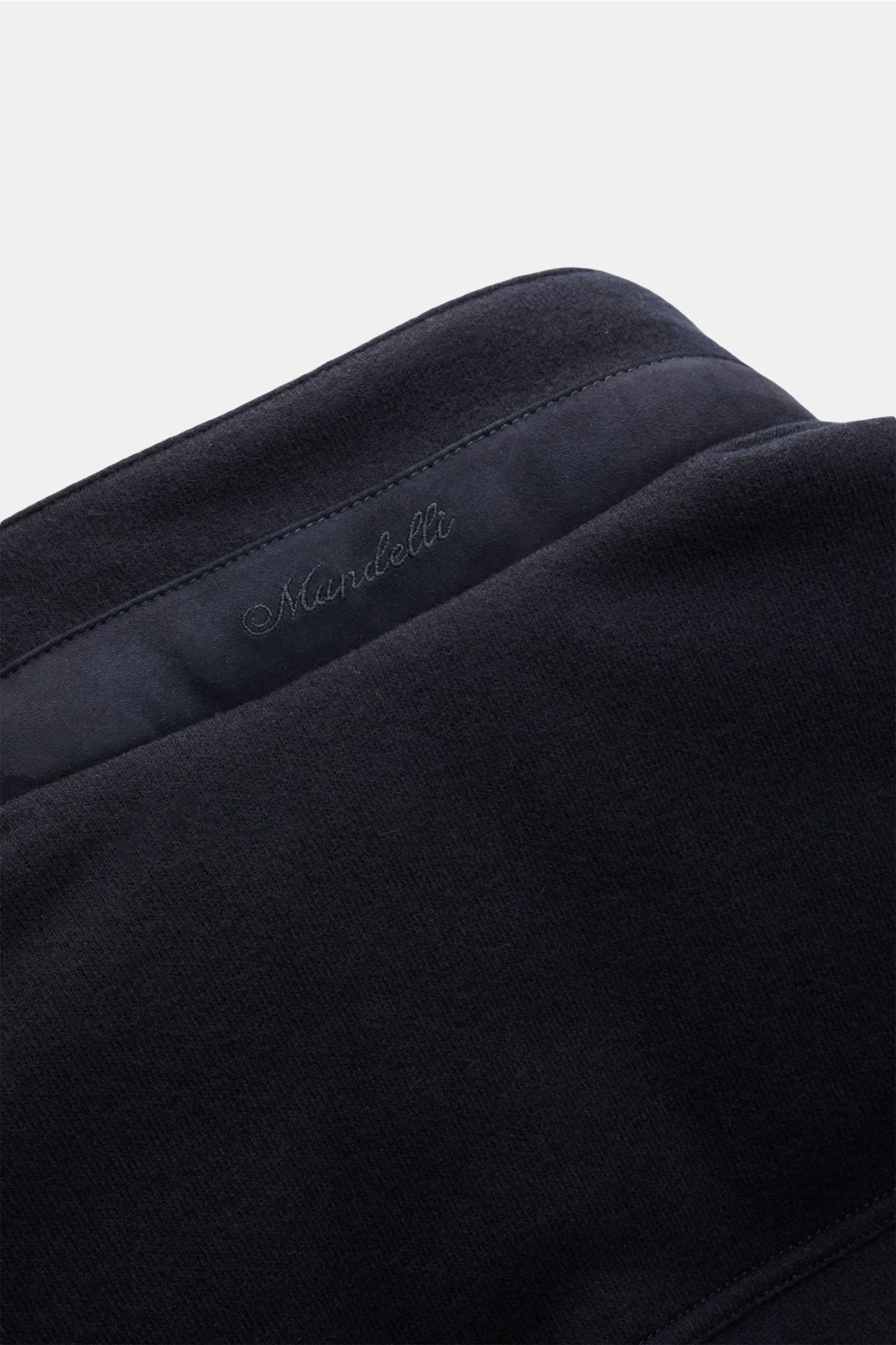 Alt-Tag (124 Zeichen): Nahaufnahme des Kragens der Mandelli Cashmere Daunenweste navy mit weichem, elastischem Cashmere und Ziegenvelours-Besatz.