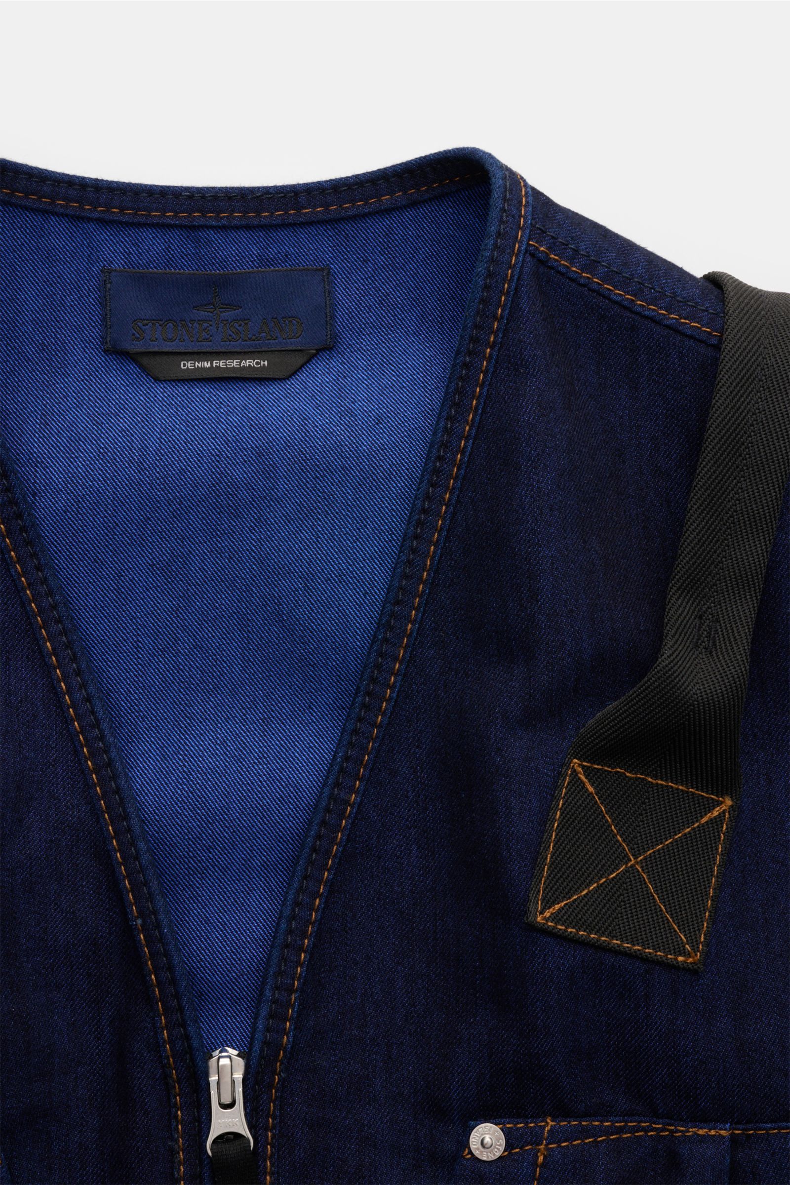 Stone Island Jeansweste 'Indigo Polypropylene Denim Light' dunkelblau, Slim Fit, Baumwoll-Microfaser-Mix, robuster Zwei-Wege-Reißverschluss, Fronttaschen, Kompass-Badge, Nahaufnahme von vorne.