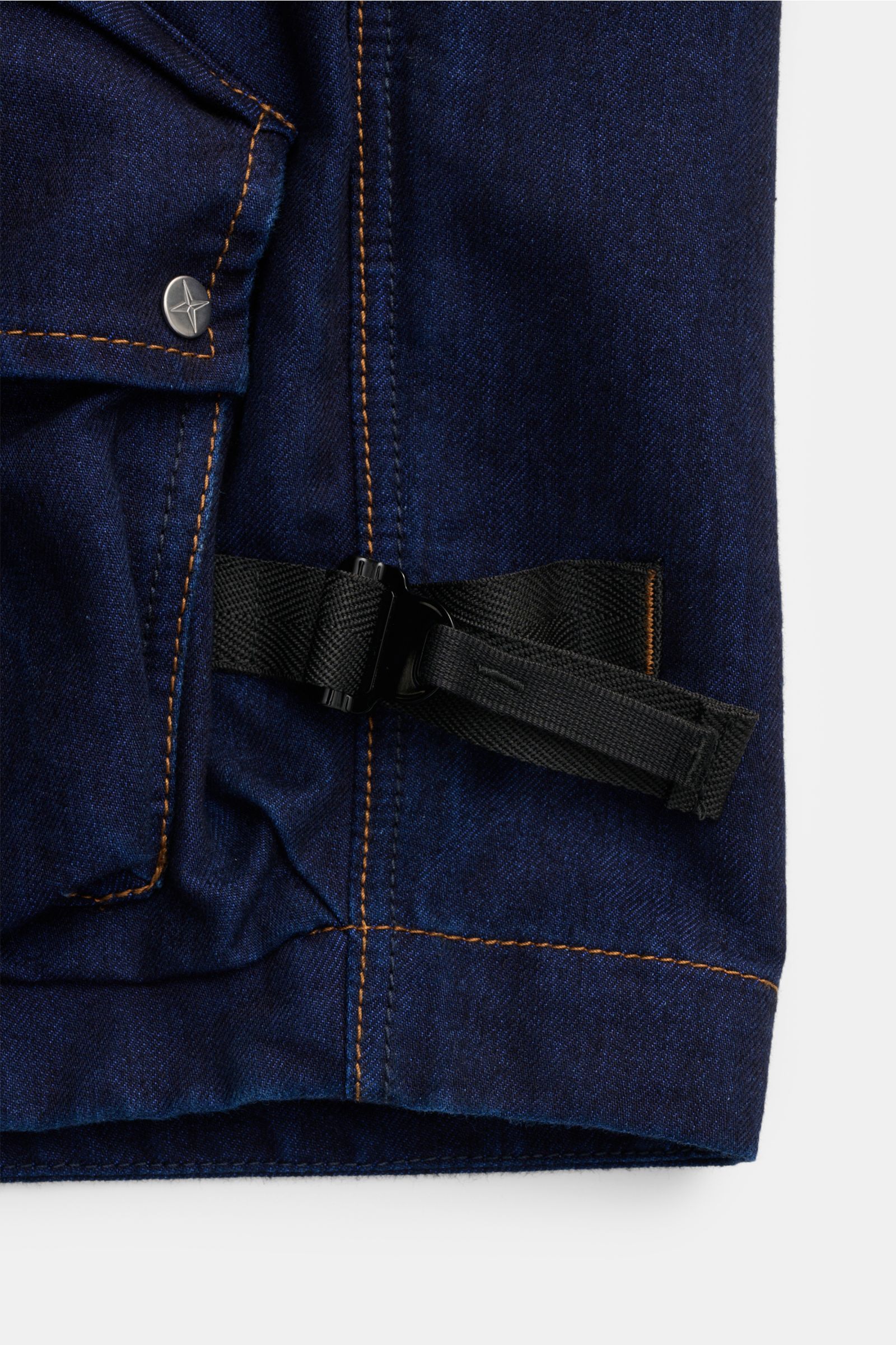 Stone Island Jeansweste 'Indigo Polypropylene Denim Light' dunkelblau, Nahaufnahme von regulierbarem Taillenriemen, Baumwoll-Microfaser-Mix, Utility-Look.