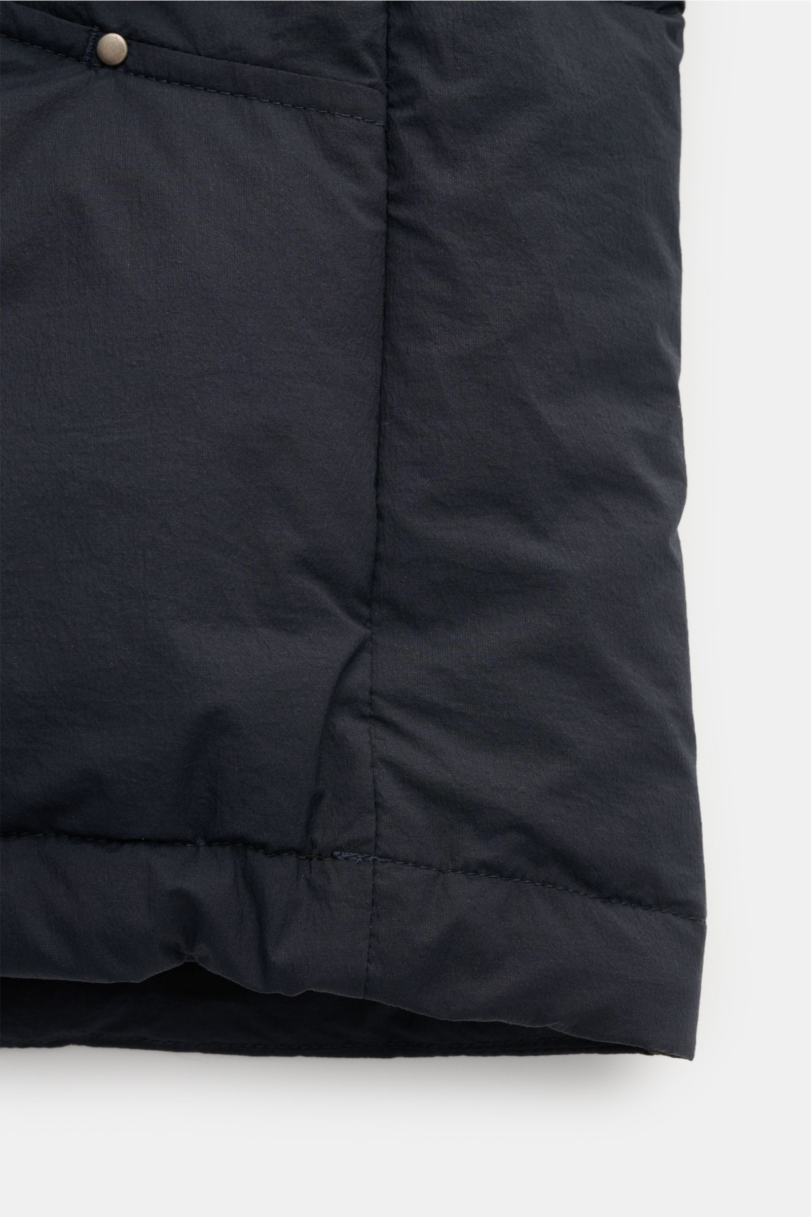 Close-up side view of navy Moose Knuckles Daunenweste 'Everest' showing lightweight, wind- and water-repellent cotton-microfiber fabric.

Legeres Outdoor-Essential: Die 'Everest' Daunenweste von MOOSE KNUCKLES kombiniert funktionale Isolation mit moder