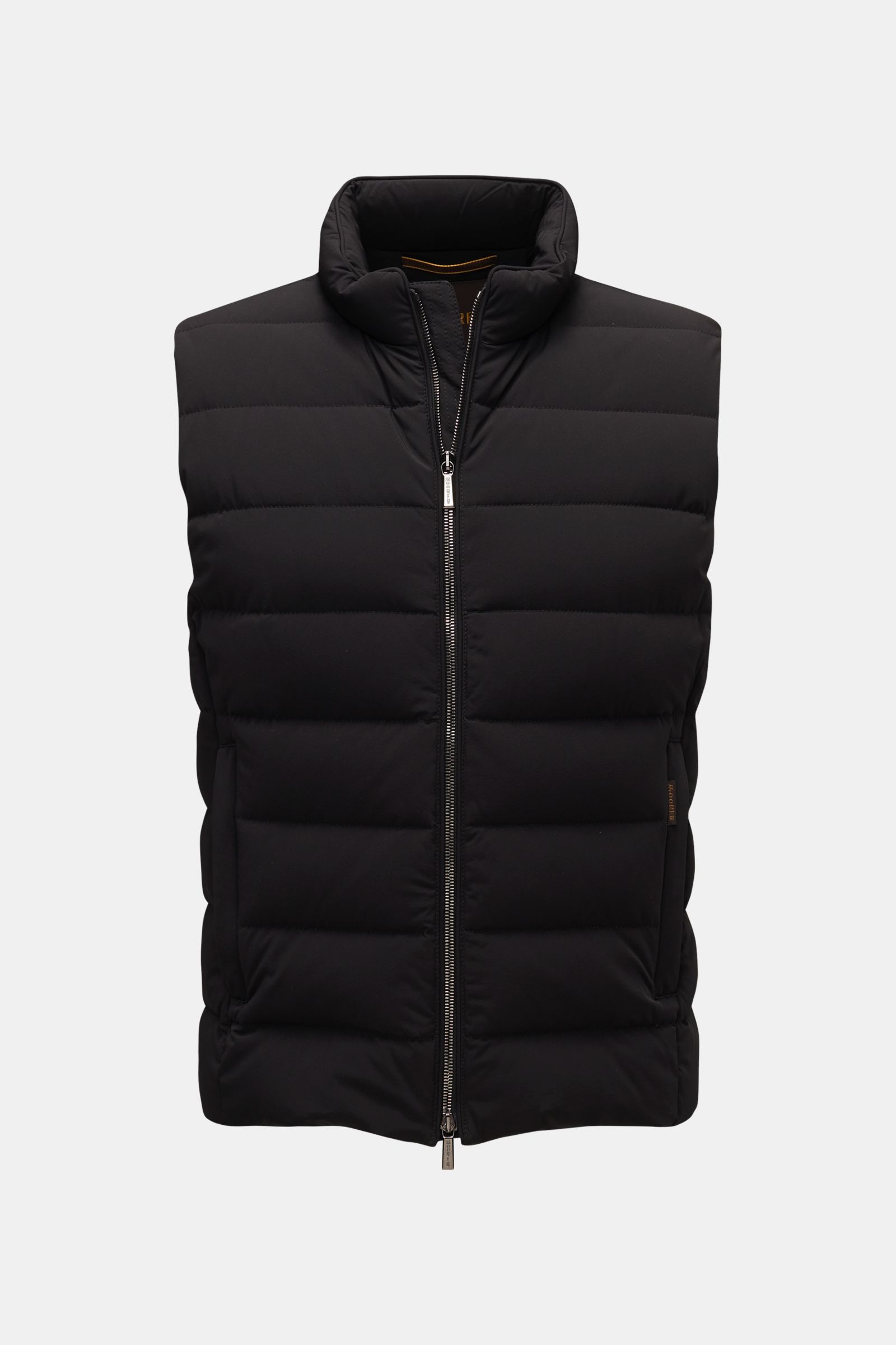 Moorer Daunenweste 'Oliver' schwarz, frontal fotografiert, wasserabweisend, Slim Fit, Microfaser, Gänsedaunenfüllung, Zwei-Wege-Reißverschluss, Stehkragen, verdeckte Taschen.