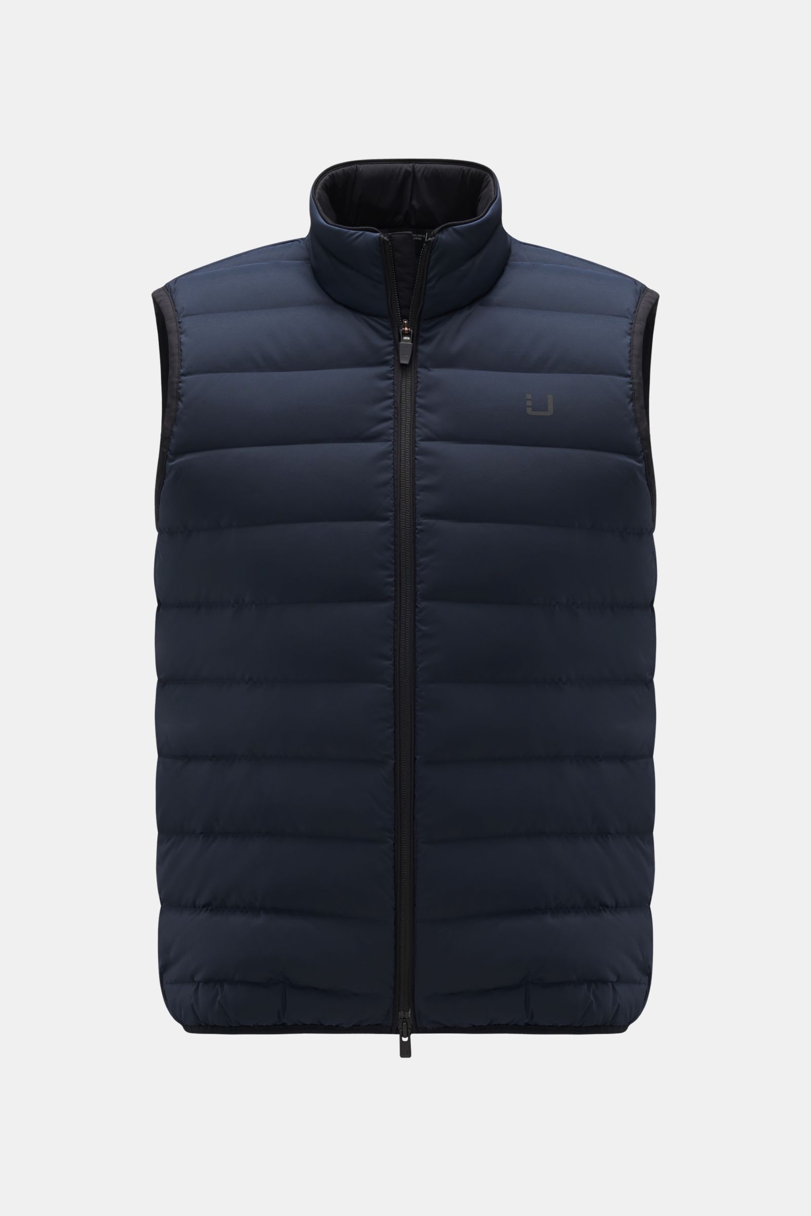 Vorderansicht der UBR Daunenweste 'Sonic' navy aus hochwertiger, elastischer Microfaser, wasserabweisend, Slim Fit, mit Daunenfüllung, Zwei-Wege-Reißverschluss, hochschließendem Kragen, Zipper-Taschen, reflektierendem Logo-Print, elastischen Abschlüssen u