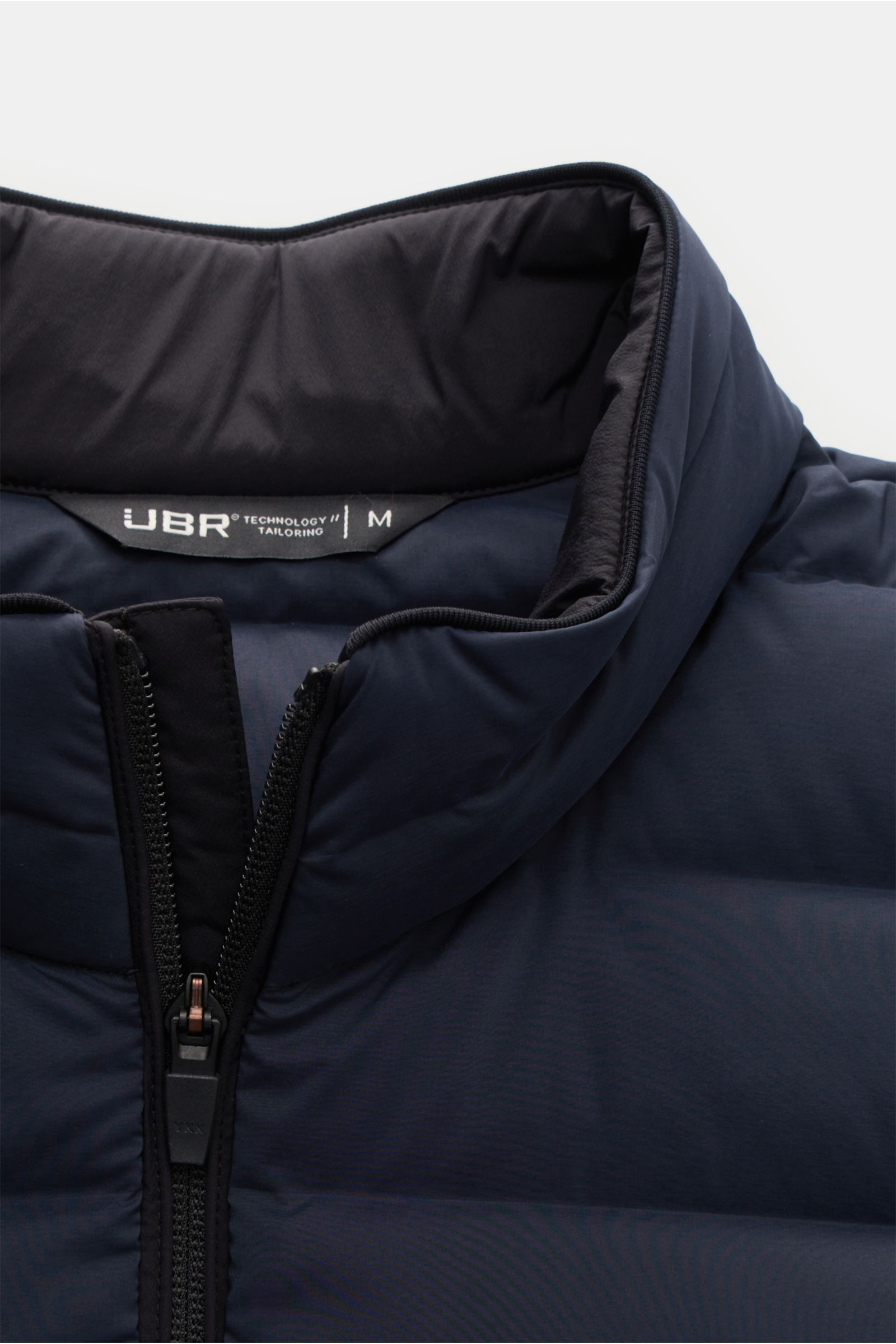 UBR Daunenweste 'Sonic' navy, Nahaufnahme von oben, hochwertige elastische Microfaser, weicher Griff, wasserabweisend, ultraleichte Daunenfüllung, Slim Fit, Zwei-Wege-Reißverschluss, hochschließender Kragen, Zipper-Taschen, reflektierender Logo-Print, ela