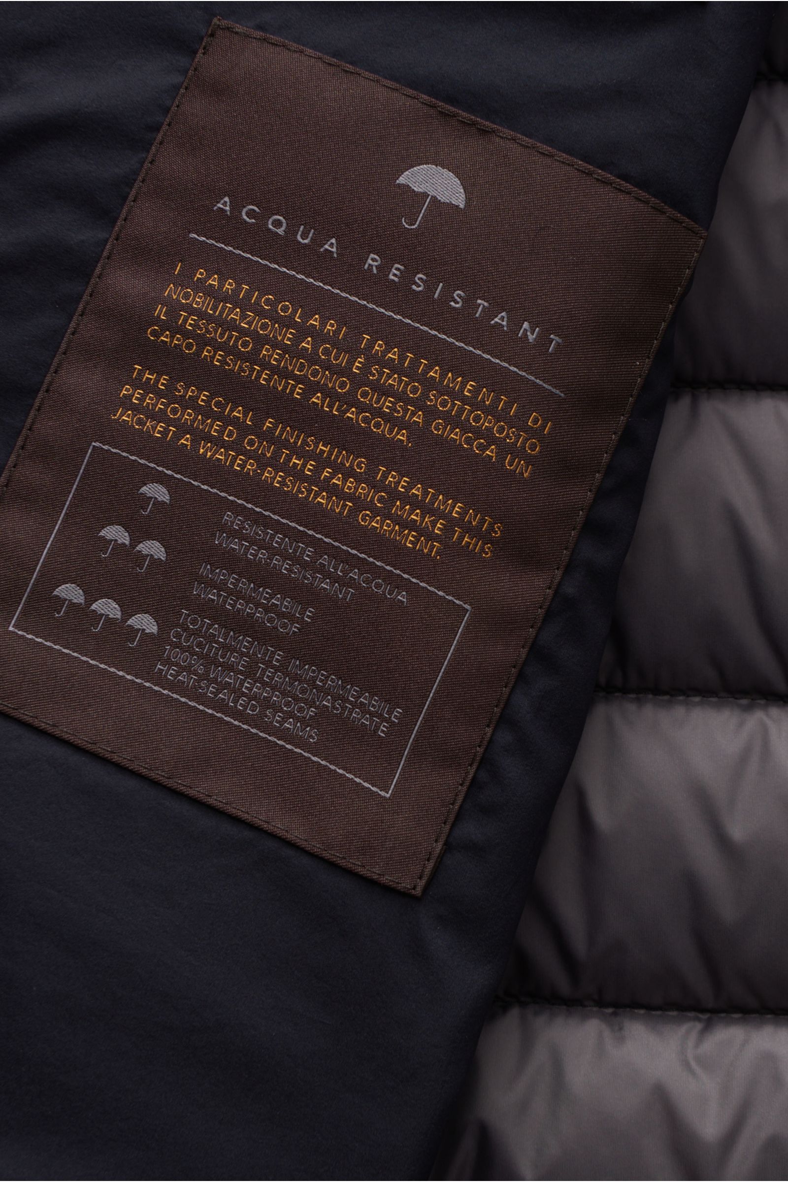 Moorer Daunenweste 'Calaf' navy, Detailansicht Innenetikett, hochwertige Microfaser, atmungsaktiv, wasserabweisend, Gänsedaunenfüllung, Slim Fit.