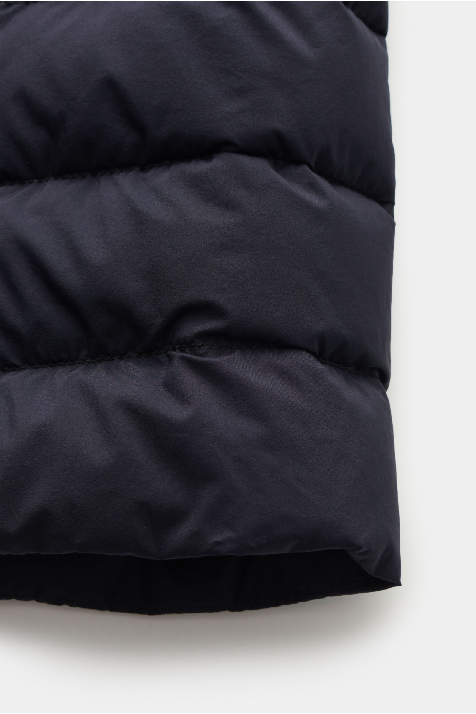 Moorer Daunenweste 'Calaf' navy in Nahaufnahme, schmaler Querstepp, hochwertige Microfaser, Gänsedaunenfüllung, leicht, atmungsaktiv, wasserabweisend.