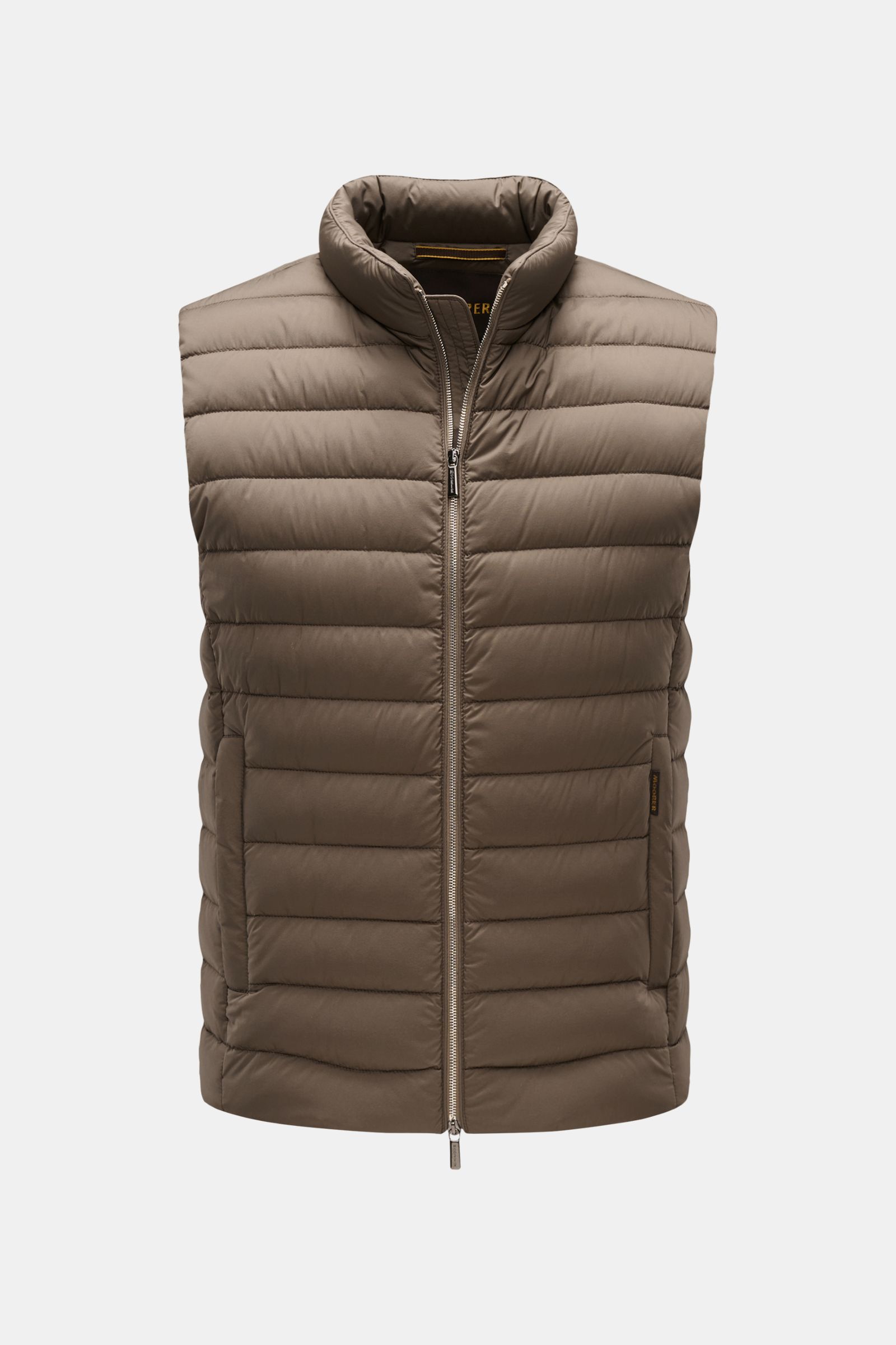 Front view of Moorer Daunenweste 'Calaf' dark olive, a slim fit quilted outdoor vest with a narrow stand-up collar and two-way zipper.

Description: Luxus in allerhöchster Qualität: Feinste sibirische Gänsedaunen werden für die gesteppte Outdoor-Weste 'Ca