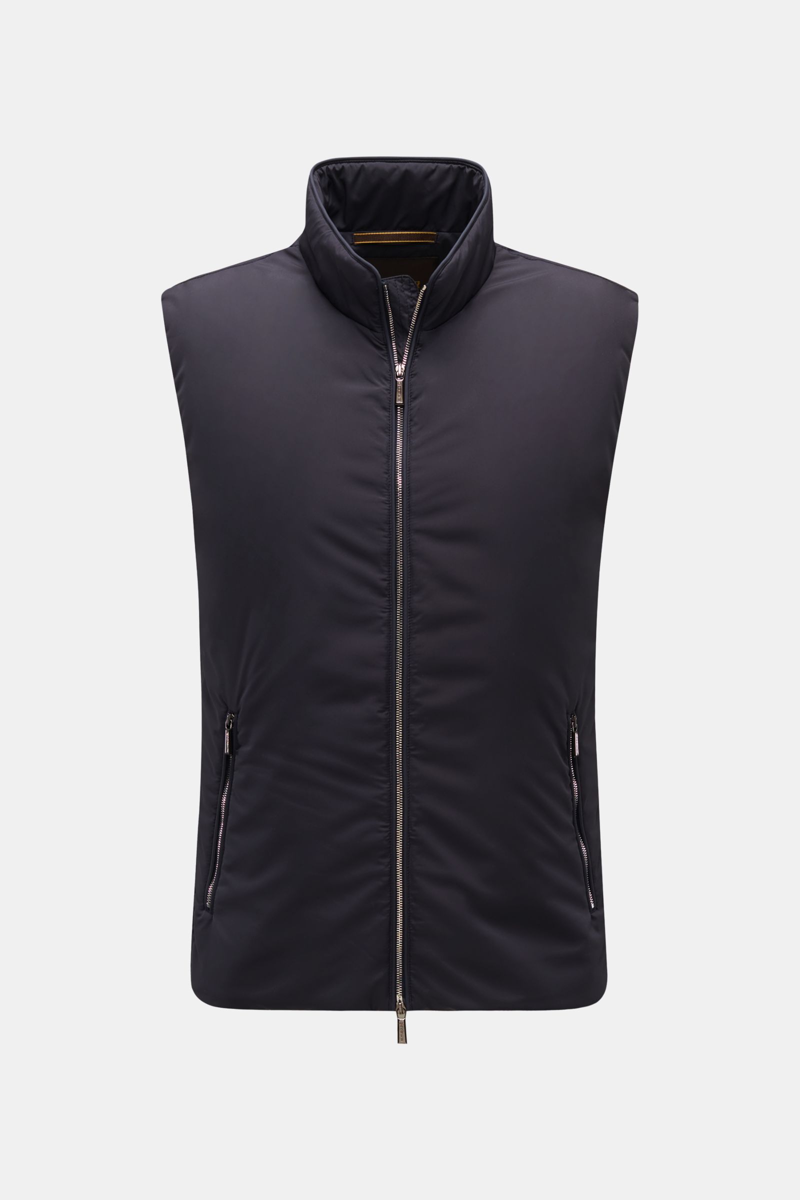 Moorer Outdoor-Weste 'Senio-Skt' dark navy, frontale Aufnahme, wasserabweisende Microfaser, Slim Fit, schmaler Stehkragen, zwei schräge Zipper-Fronttaschen, Innentasche, leichte Füllung, Zwei-Wege-Reißverschluss.