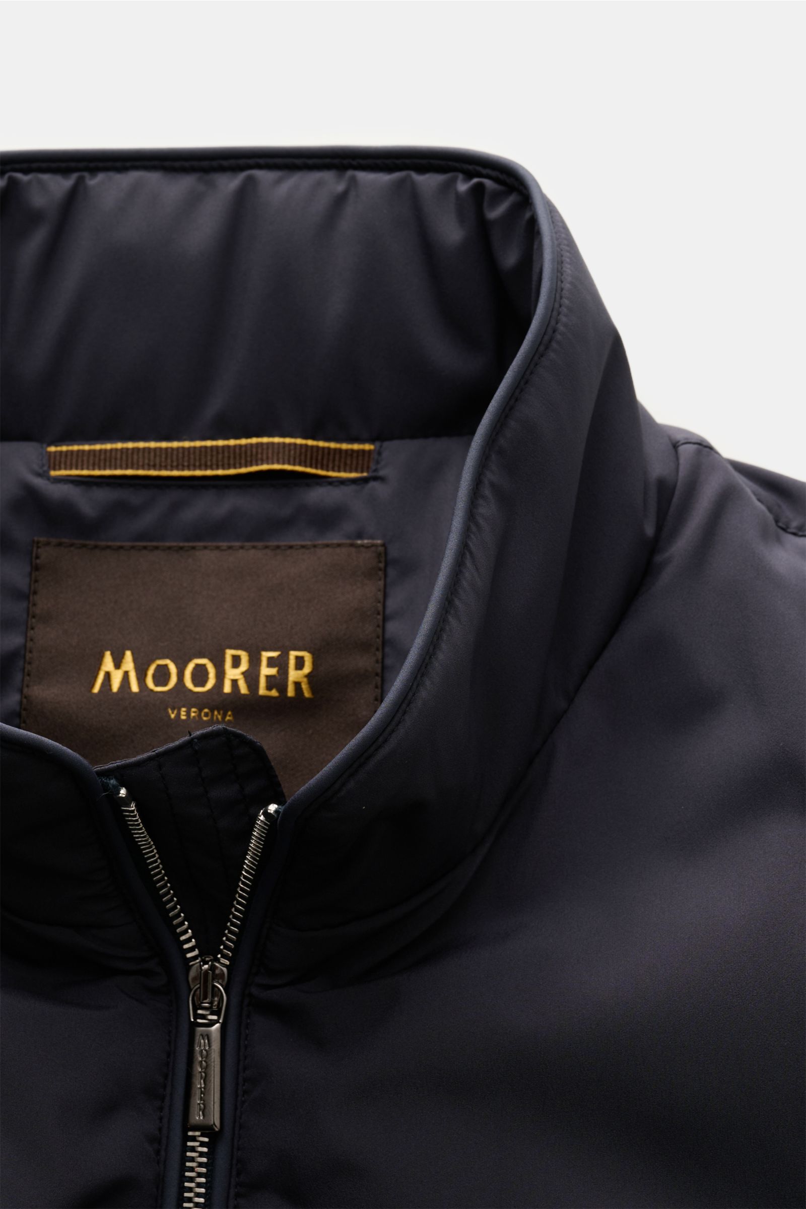 Moorer Outdoor-Weste 'Senio-Skt' dark navy aus wasserabweisender Microfaser, schmalem Stehkragen, Slim Fit, Front- und Innentasche, Detailansicht von oben.