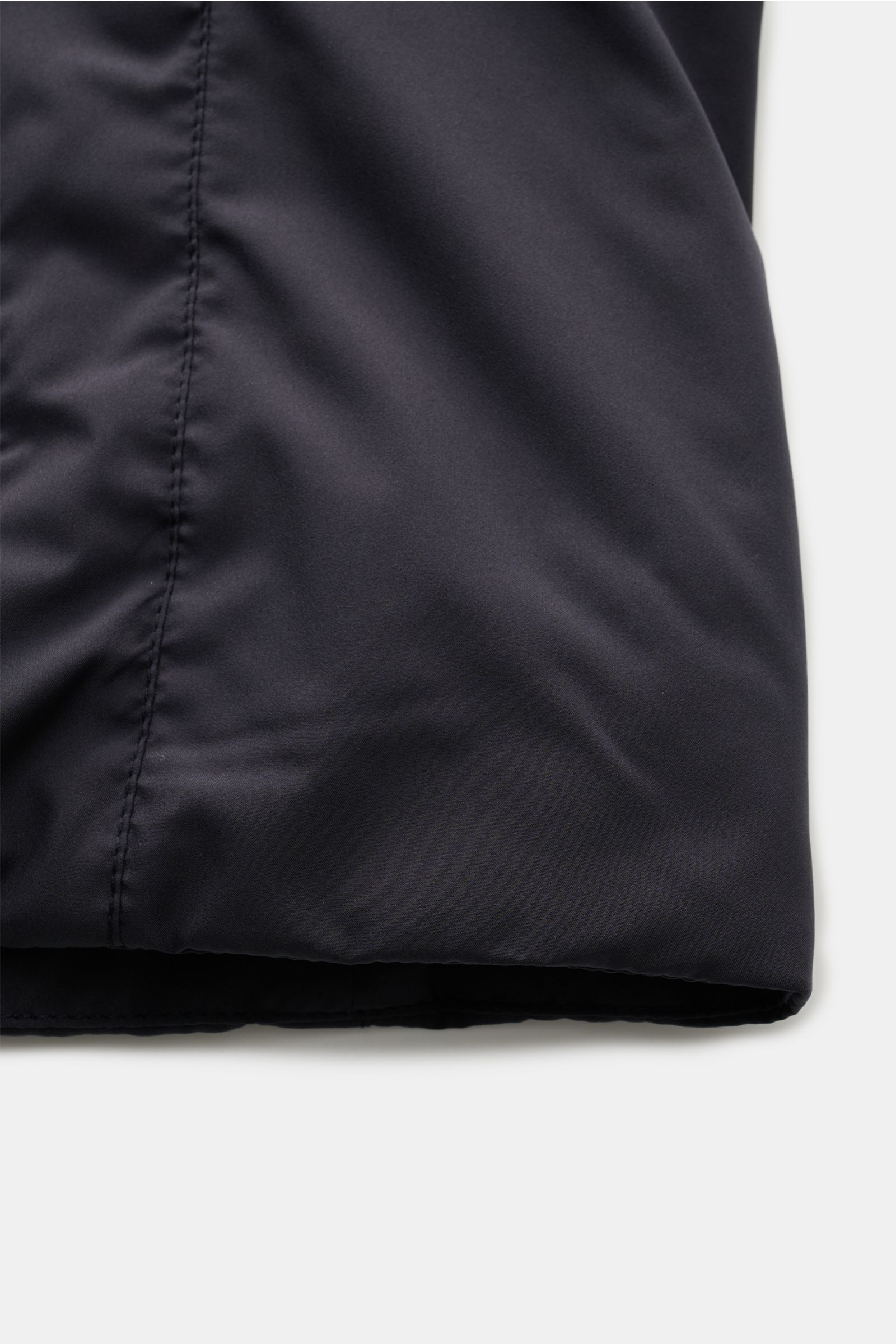 Nahaufnahme der wasserabweisenden Moorer Outdoor-Weste 'Senio-Skt' dark navy im Slim Fit, glatter Griff, leichte Füllung, schmaler Stehkragen.