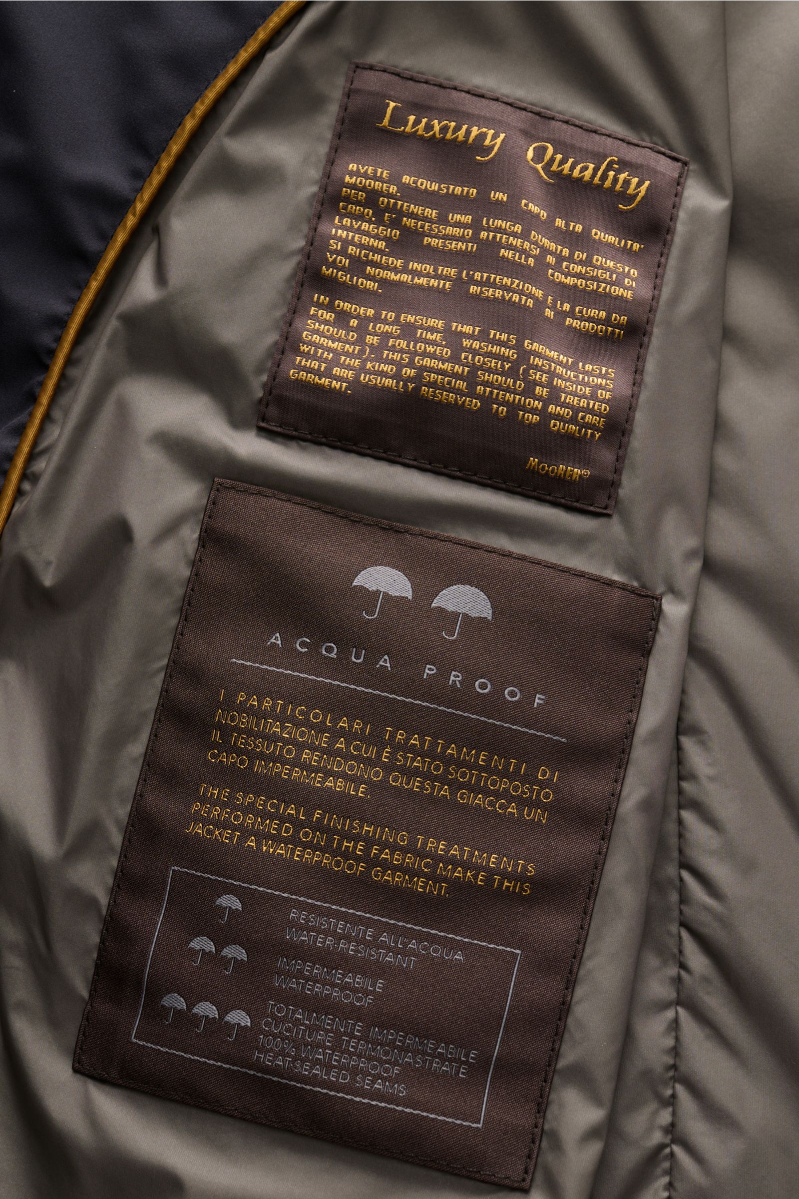 Innenansicht mit Pflegeetiketten der Moorer Outdoor-Weste 'Senio-Skt' dark navy, wasserabweisend, Slim Fit, leichte Füllung, schmaler Stehkragen.