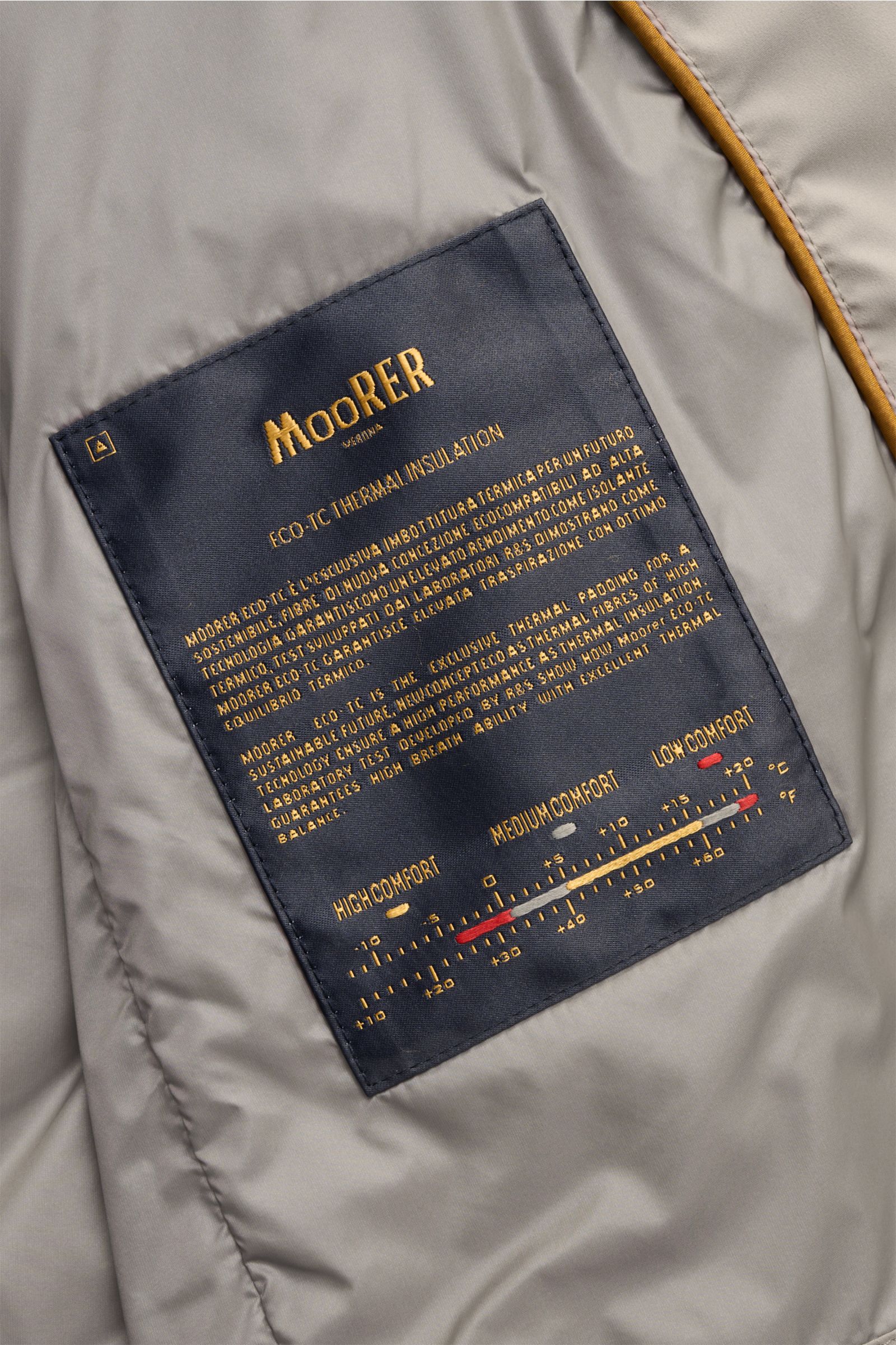 Close-up view of the inner label of the Moorer Outdoor-Weste 'Senio-Skt' beige, showing eco-thermal insulation details and comfort level.

Description: Die leichte Outdoor-Weste 'Senio-Skt' von MOORER gehört in die Outerwear-Garderobe wie kaum ein ande