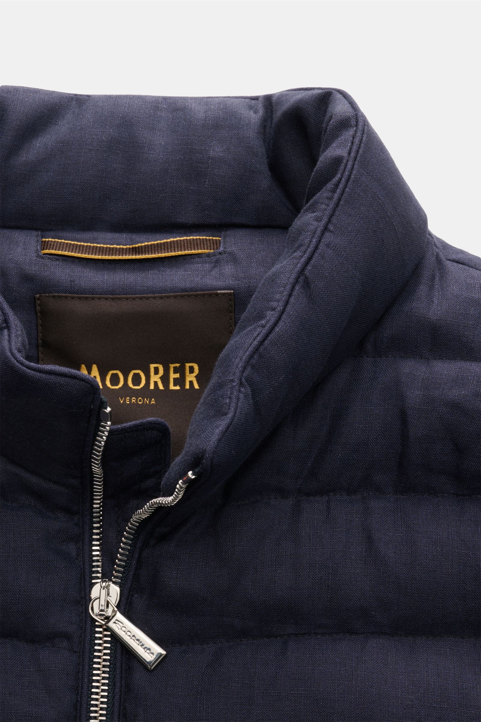 Close-up front top view of the Moorer Down gilet 'Calaf' navy mottled, showing the slim standing collar, two-way silver zipper, and quilted pure linen fabric. Luxury of the very highest quality: Only the finest, hand-selected Siberian goose down is used f