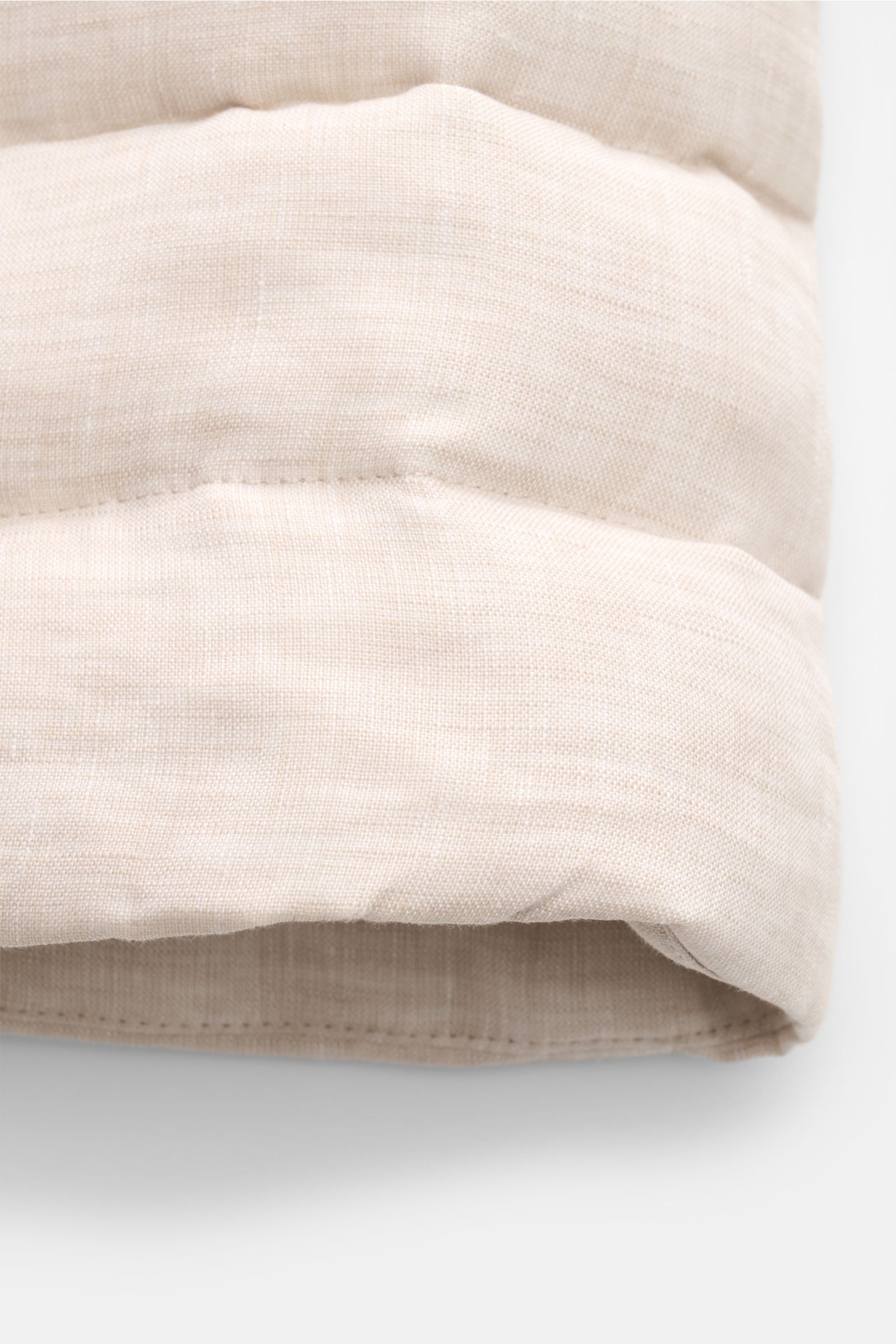 Close-up, front view of the beige mottled Moorer Down gilet 'Calaf' showing pure linen fabric with narrow cross quilting and soft texture.

Luxury of the very highest quality: Only the finest, hand-selected Siberian goose down is used for the quilted o