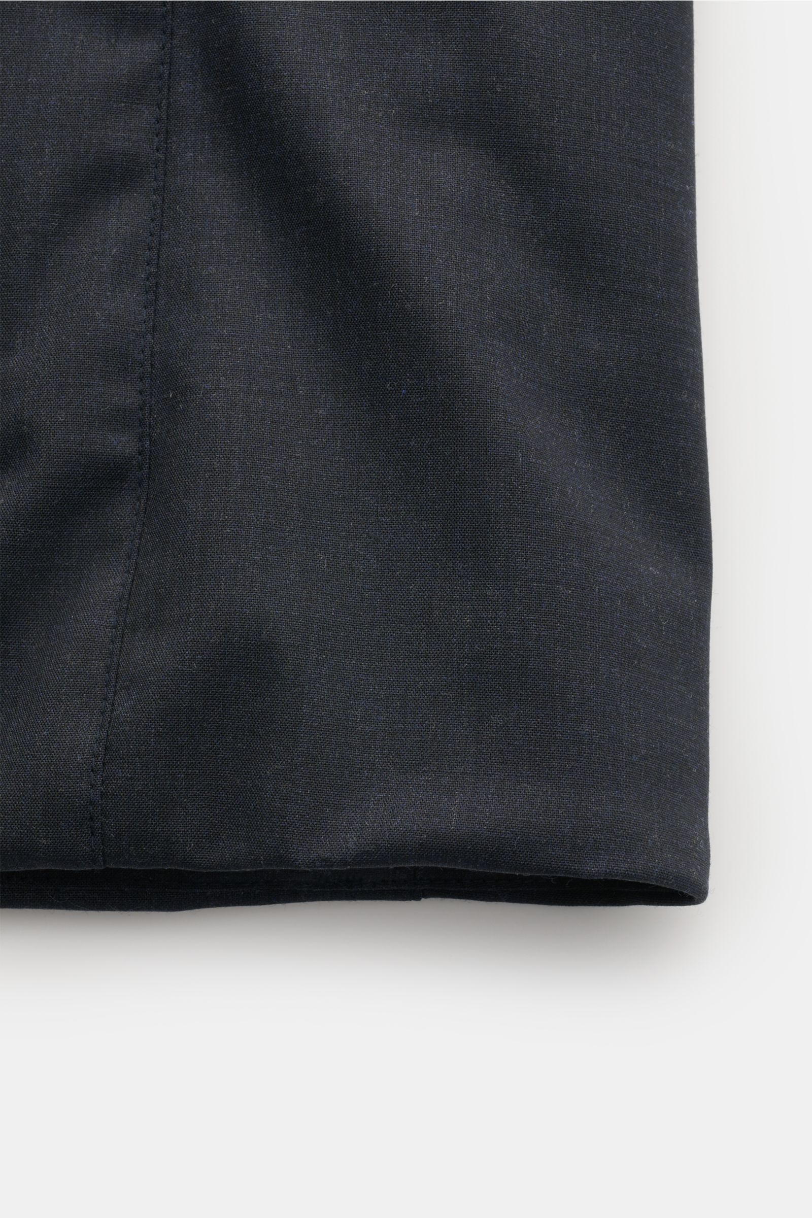 Moorer Outdoor-Weste 'Senio-Bt' dark navy aus elastischer Schurwolle mit glattem Griff, Slim Fit, schmalem Stehkragen, schräge Zipper-Taschen, zwei Wege Reißverschluss, leichte Füllung, Detailaufnahme des Stoffes.