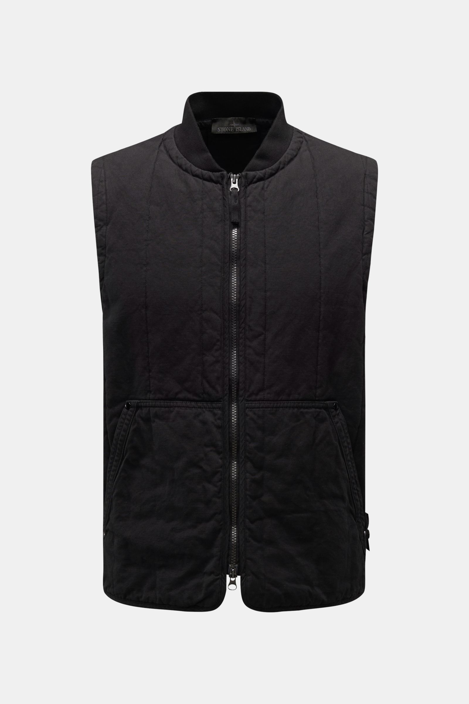 Stone Island Outdoorweste 'Ghost Piece' schwarz, frontal fotografiert, Slim Fit, Baumwolle-Leinen-Mix, Blousonkragen, Zwei-Wege-Reißverschluss, Kängurutasche, tonales Badge, flexible Rippbündchen.