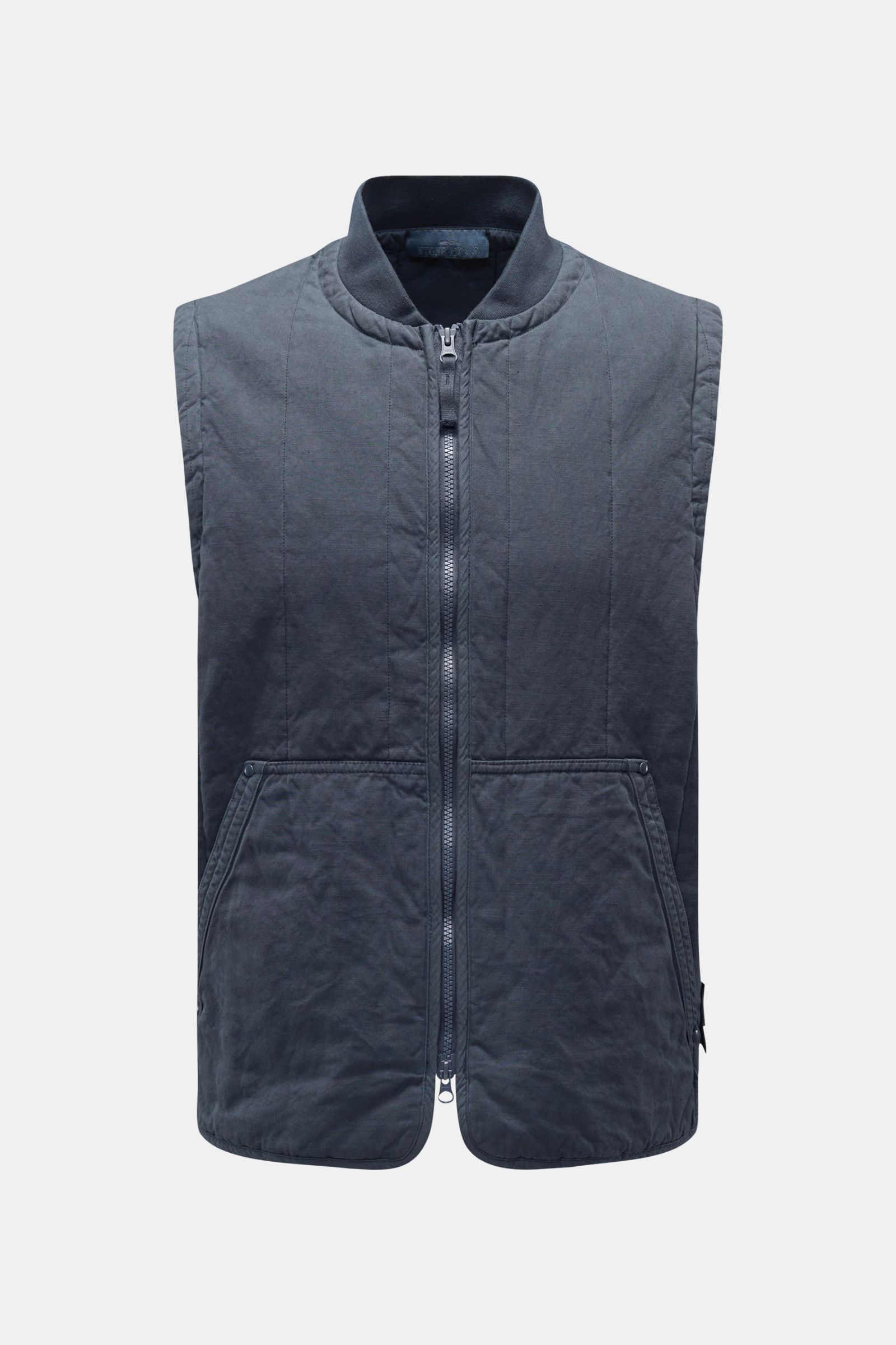 Stone Island Outdoorweste 'Ghost Piece' graublau, slim Fit, Baumwolle-Leinen-Mix, Blousonkragen, zwei-Wege-Reißverschluss, Kängurutasche, frontale Ansicht.