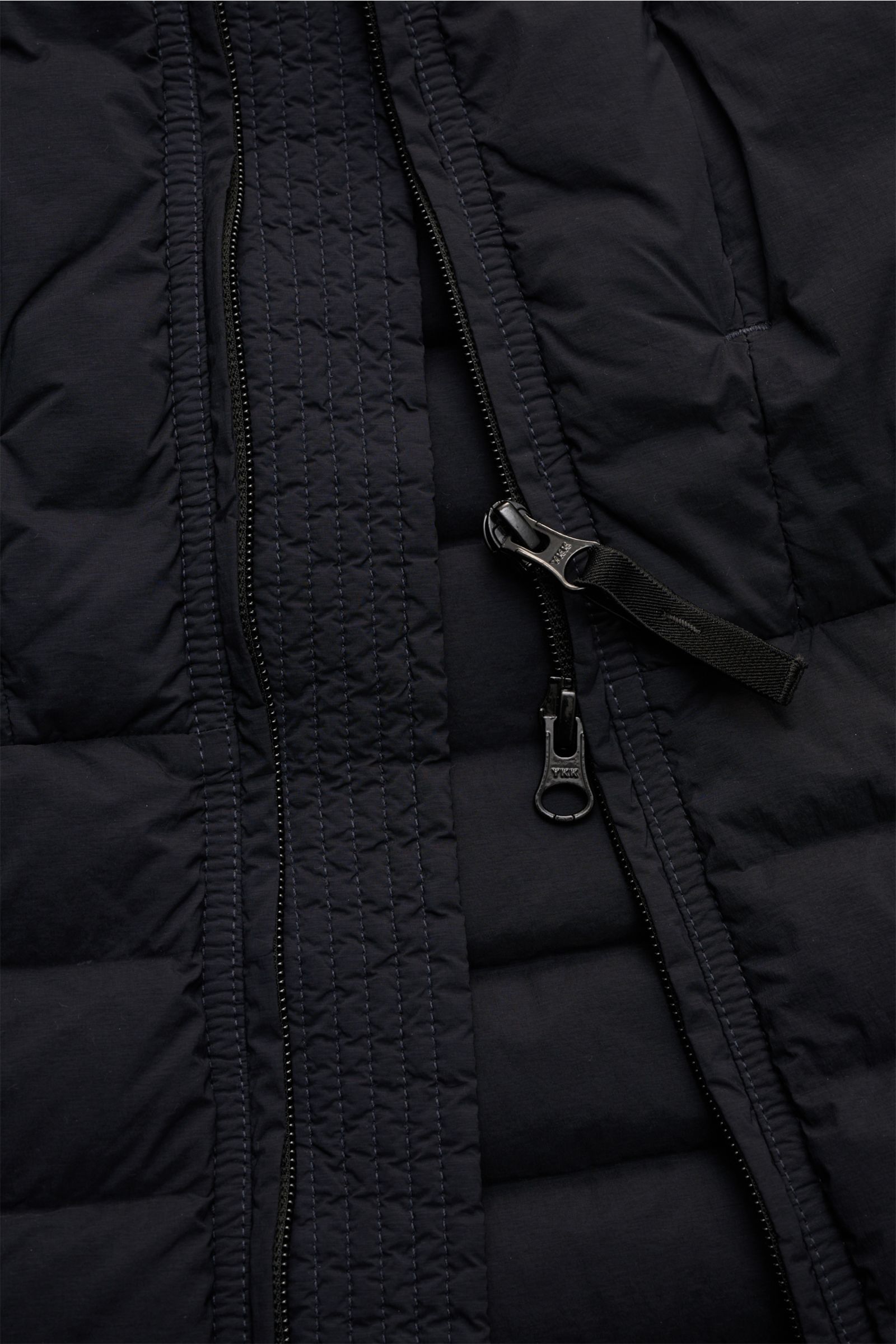 Close-up front view of Stone Island Daunenweste 'Seamless Tunnel Nylon Down' navy showing the two-way zipper and quilted, wind- and water-resistant microfiber fabric.