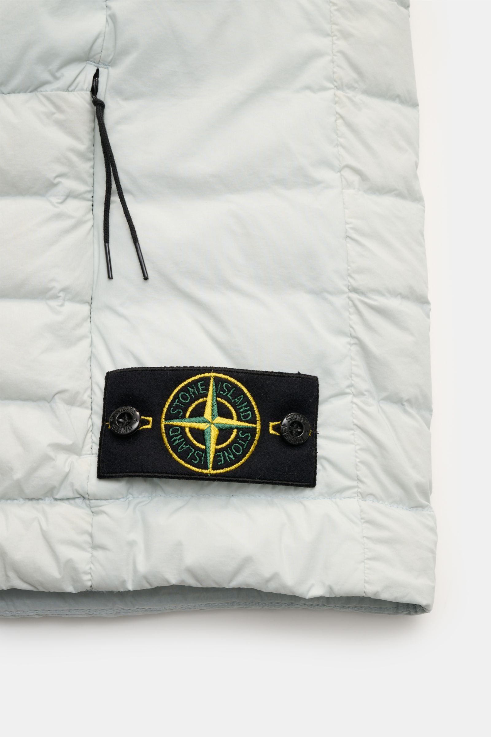 Stone Island Daunenweste 'Seamless Tunnel Nylon Down' hellgrau, Detailansicht unten mit Logo, wind- und wasserabweisend, Microfaser, Slim Fit.