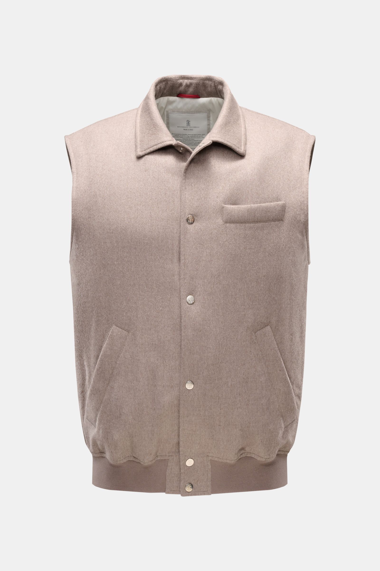 Front view of a taupe Brunello Cucinelli Cashmere Outdoorweste with snap buttons, variable collar, classic chest pocket, and angled side pockets.

Luxus für wechselhafte Tage: Diese Weste von BRUNELLO CUCINELLI aus reinem Cashmere bietet dank leichter 