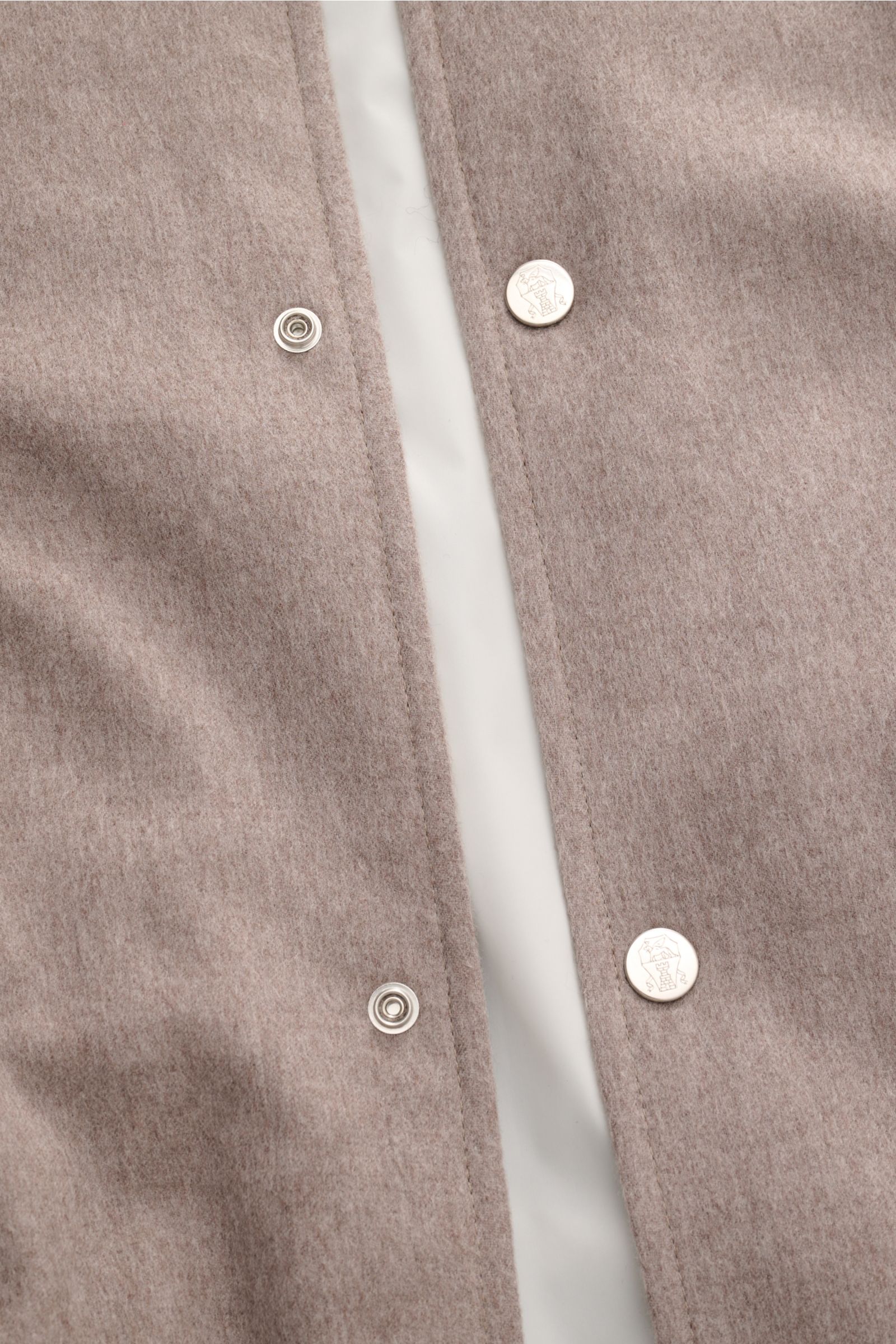 Nahaufnahme der Druckknopfleiste der Brunello Cucinelli Cashmere Outdoorweste taupe, aus reinem Cashmere mit weichem Griff, leichter Wattierung und variablem Kragen.