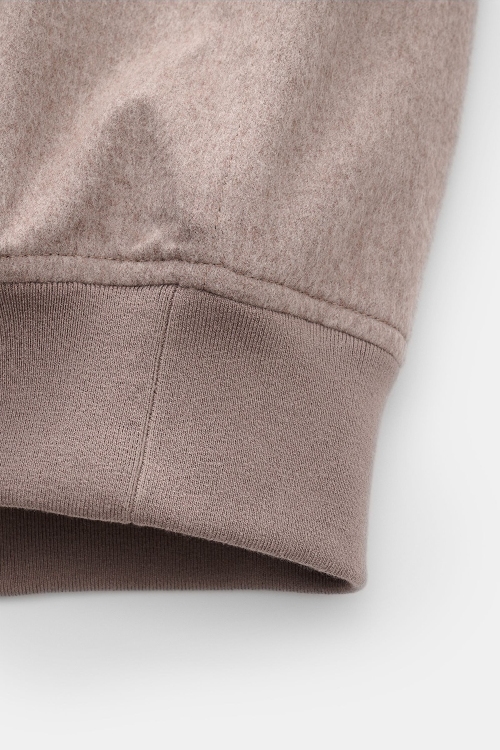 Nahaufnahme des elastischen Saumbündchens der Brunello Cucinelli Cashmere Outdoorweste taupe aus reinem Cashmere mit weichem Griff.