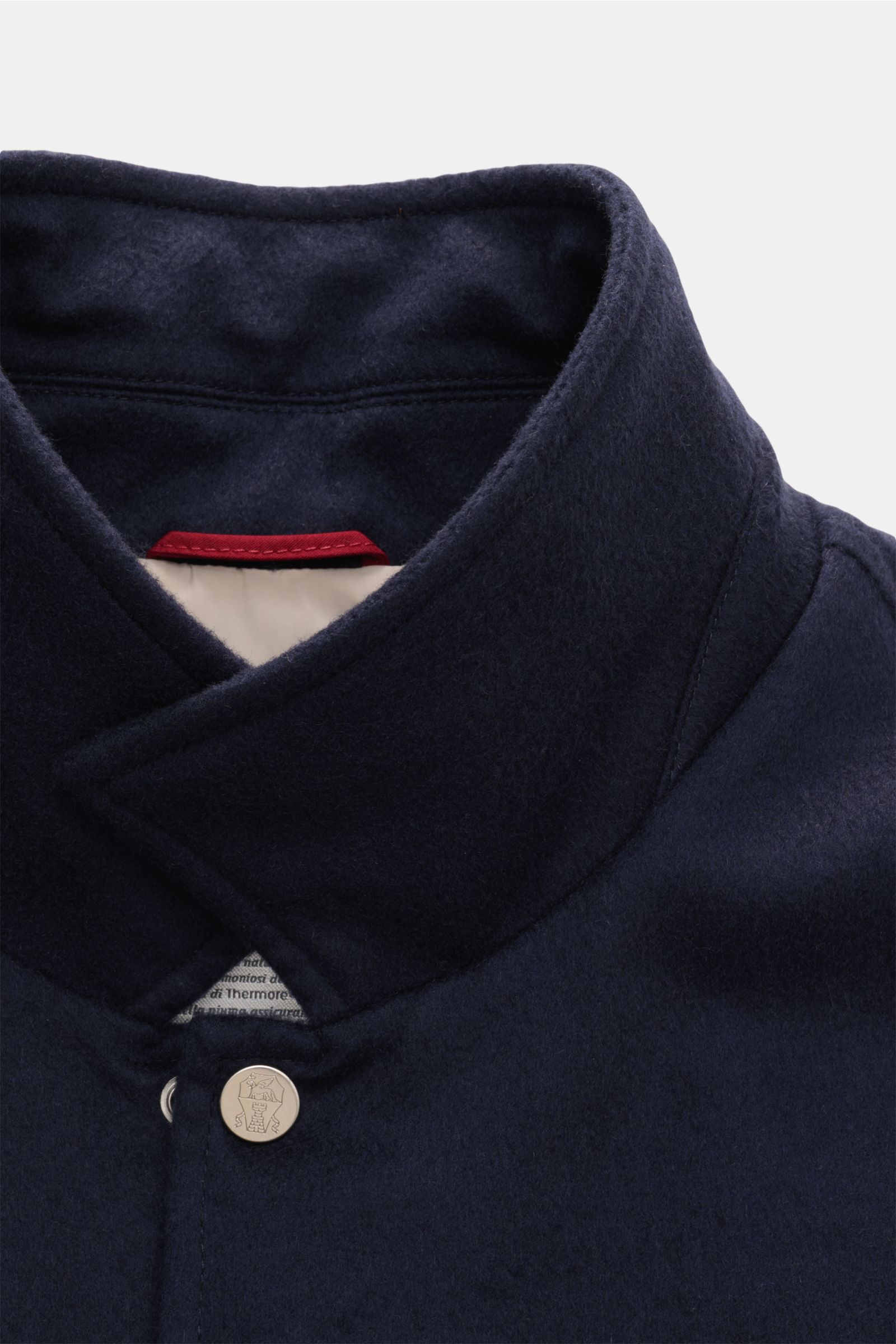 Brunello Cucinelli Cashmere Outdoorweste navy, Detailaufnahme von oben, variabler Kragen, Druckknopfleiste, reine Cashmere mit leichter Wattierung.