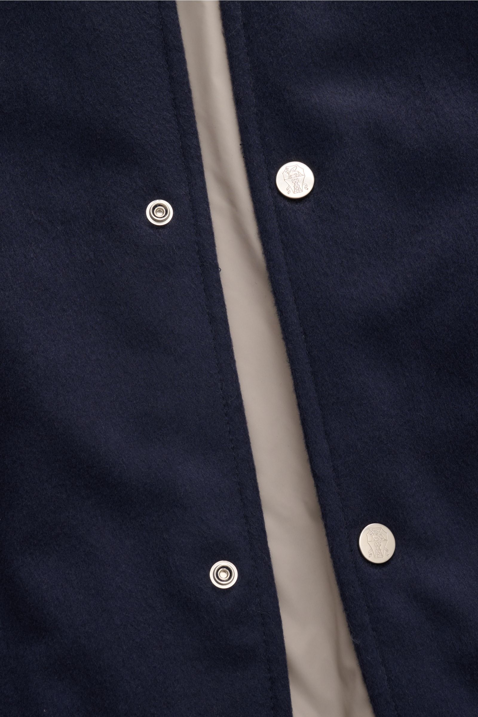 Nahaufnahme der Brunello Cucinelli Cashmere Outdoorweste navy mit Druckknopfleiste, variablem Kragen und weichem, leicht wattiertem Material.