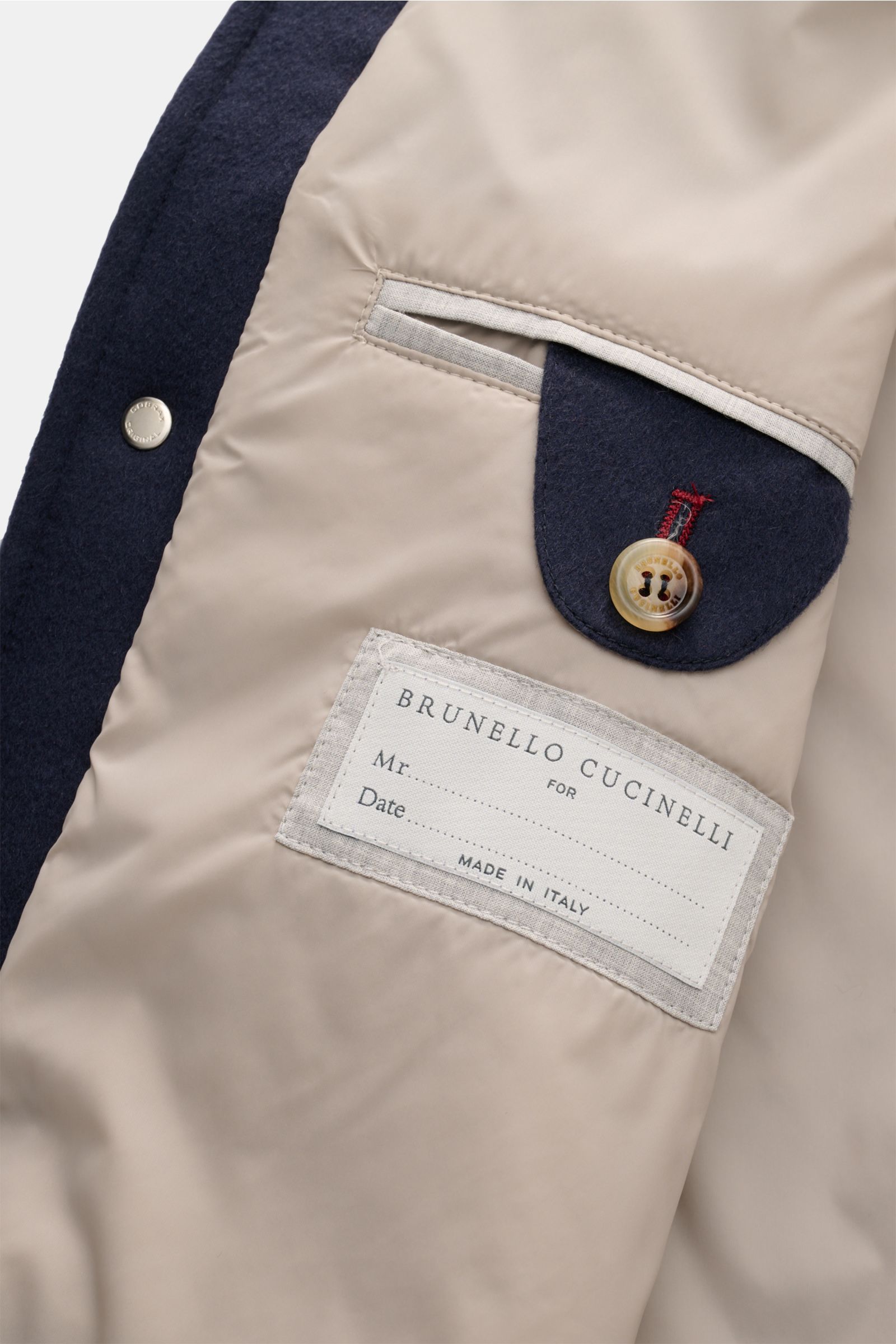 Innenansicht der Brunello Cucinelli Cashmere Outdoorweste navy mit weichem Futter, variablen Taschen und elegantem, leicht wattiertem Design.