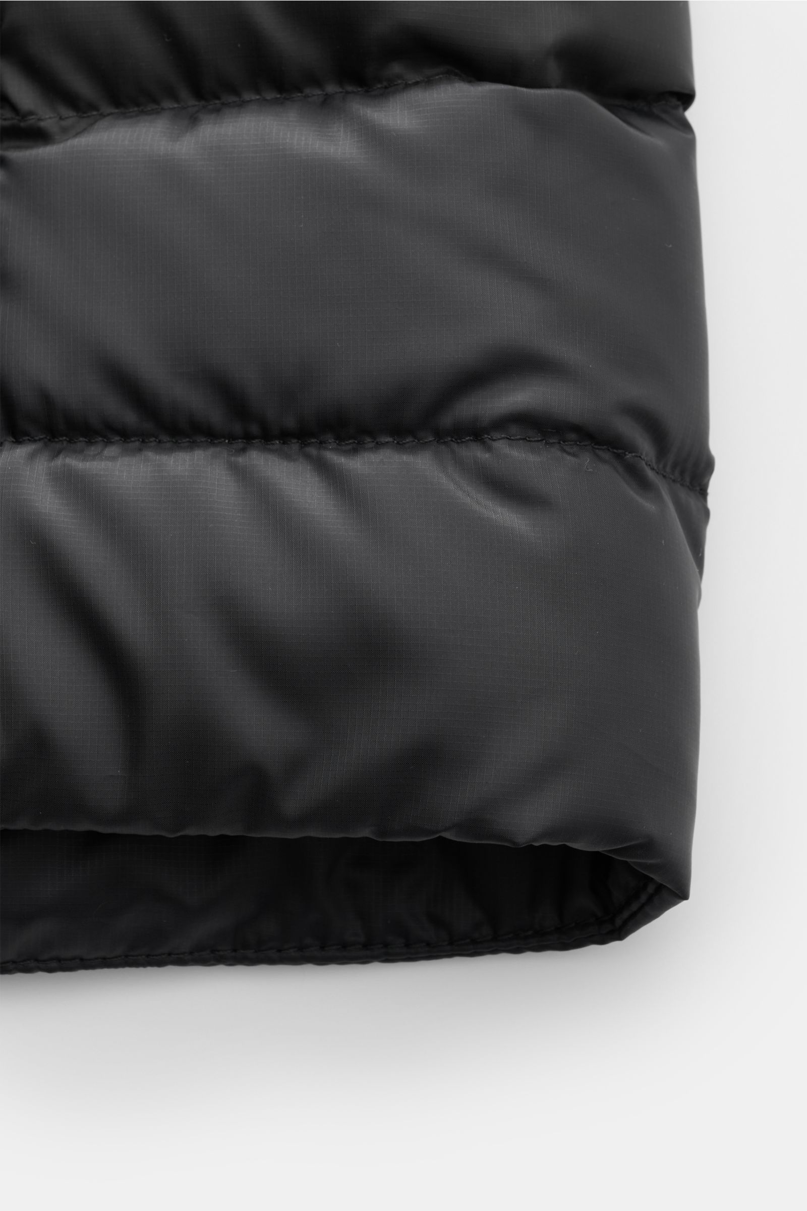 Canada Goose Daunenweste 'Stratus Tonal' schwarz, Nahaufnahme, Ripstop-Microfaser, glatter Griff, Slim Fit, wattierter Stehkragen.