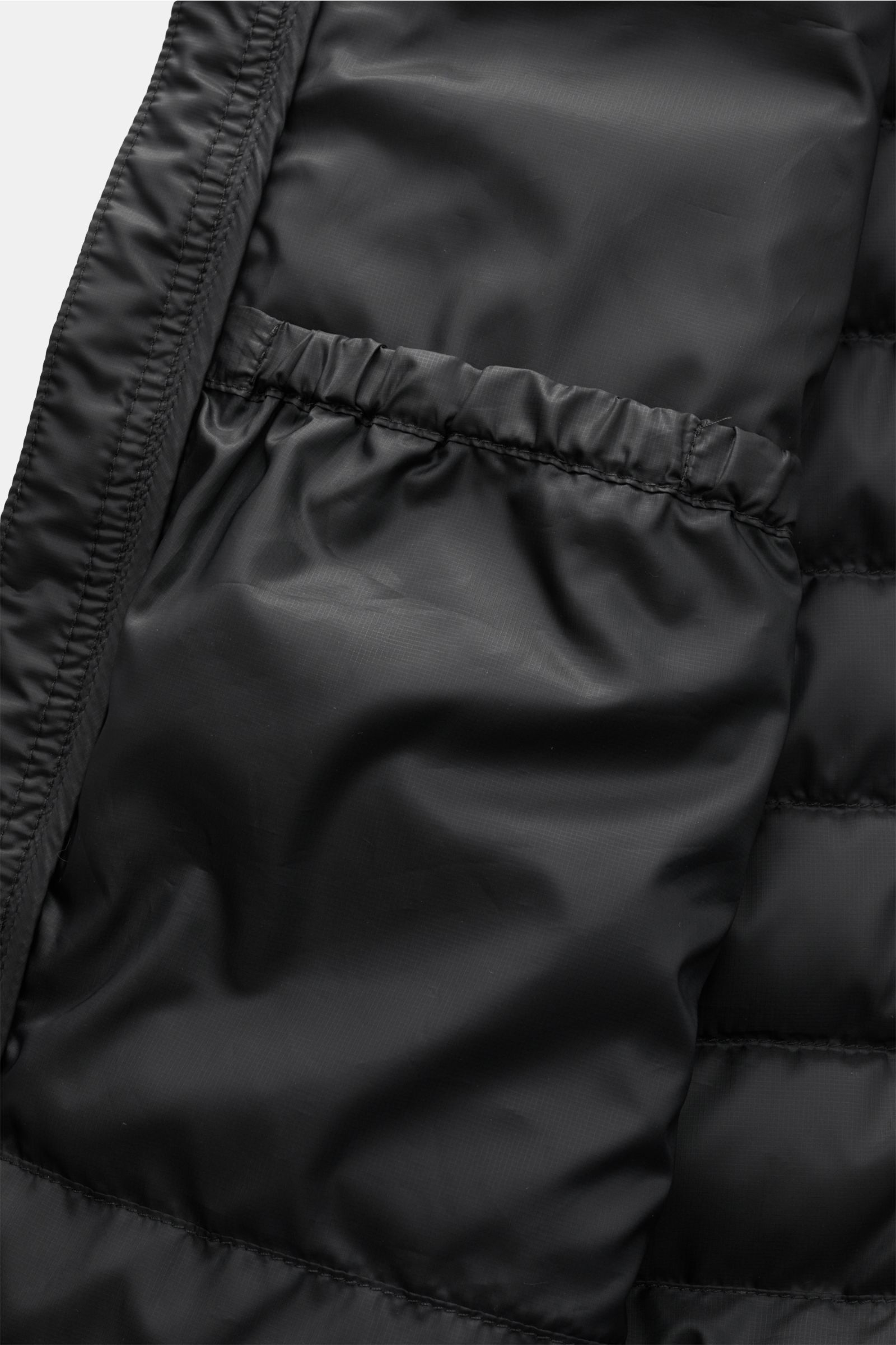 Innenansicht der Canada Goose Daunenweste 'Stratus Tonal' schwarz mit leichter Daunenfüllung, Ripstop-Gewebe und Innentasche.