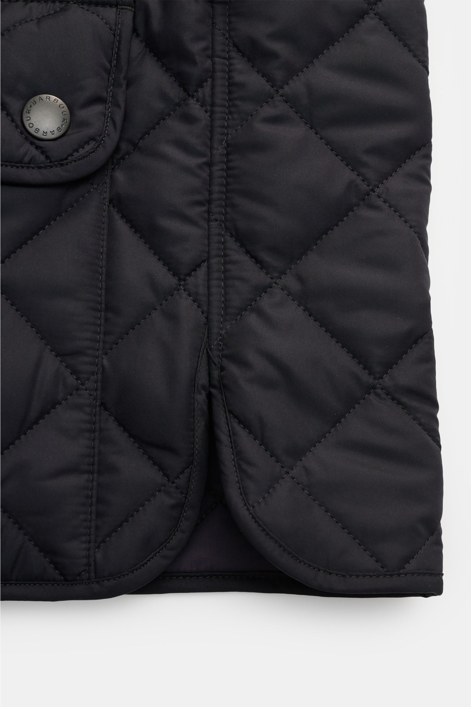 Barbour Steppweste 'New Lowerdale' dark navy, Detailansicht von unten, Rautenstepp, Microfaser, Slim Fit, Wattierung, Taschen mit Patte, Reißverschluss.