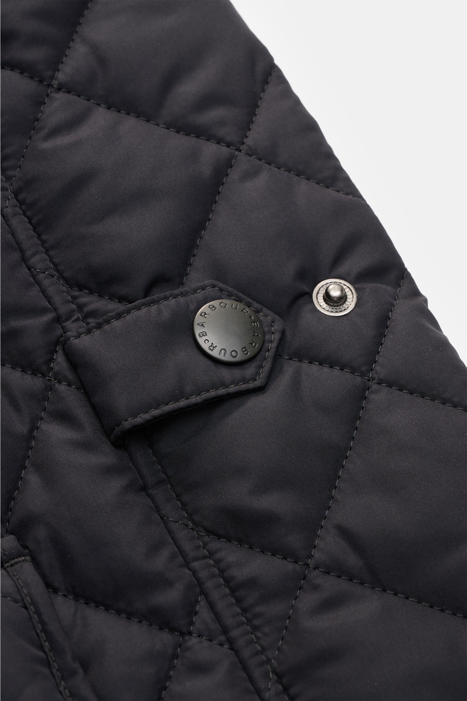 Barbour Steppweste 'New Lowerdale' dark navy, Detailaufnahme der tonalen Rautensteppung, Druckknopf, hochwertige Microfaser, wattiert, Slim Fit.