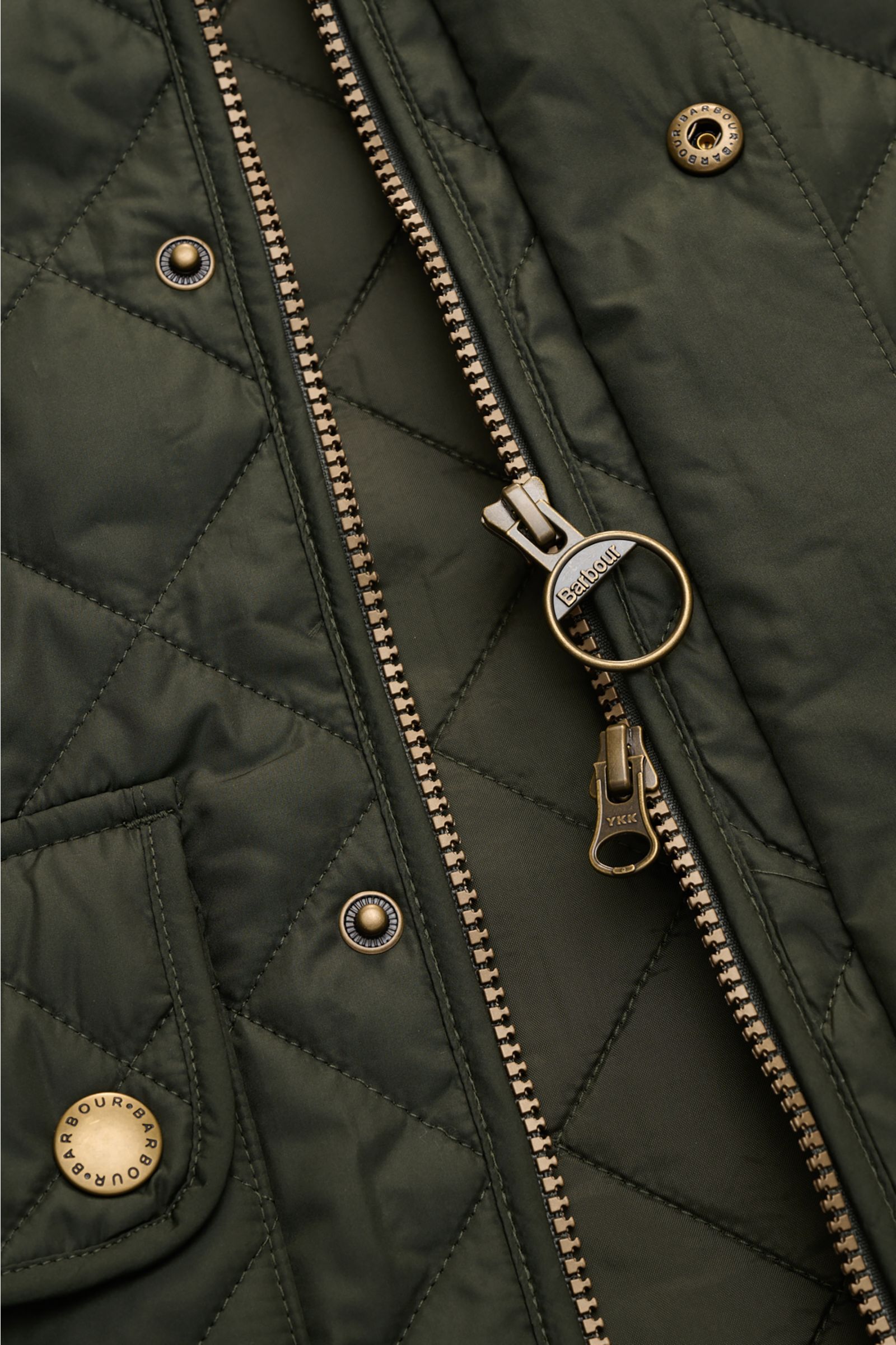 Barbour Steppweste 'New Lowerdale' dunkelgrün, Nahaufnahme von Reißverschluss, Druckknöpfen und Rautenstepp, Microfaser, Slim Fit, wattiert, Innentasche.