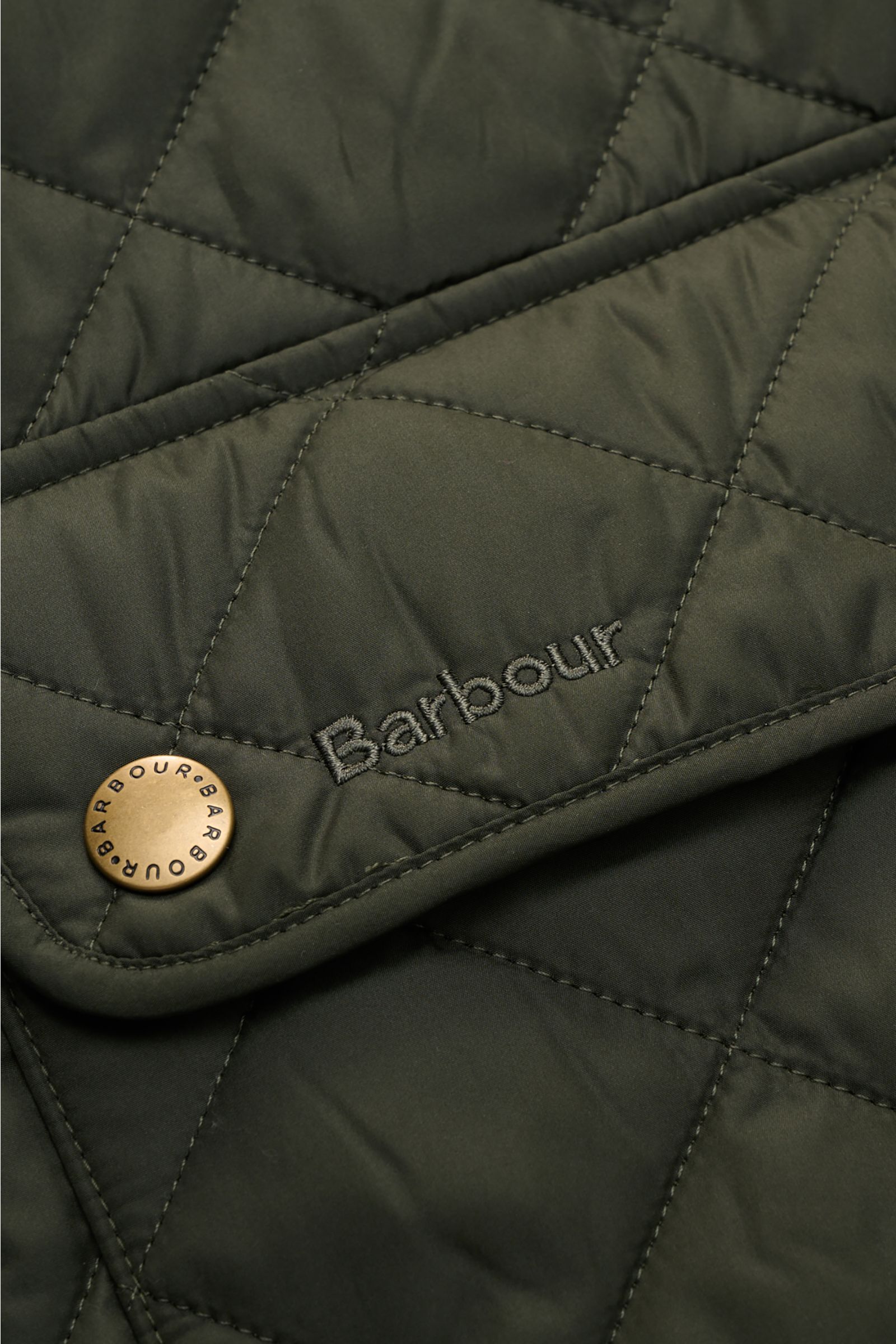 Nahaufnahme der dunkelgrünen Barbour Steppweste 'New Lowerdale' mit Rautenstepp, tonalem Logo-Stitching und Metall-Druckknopf.