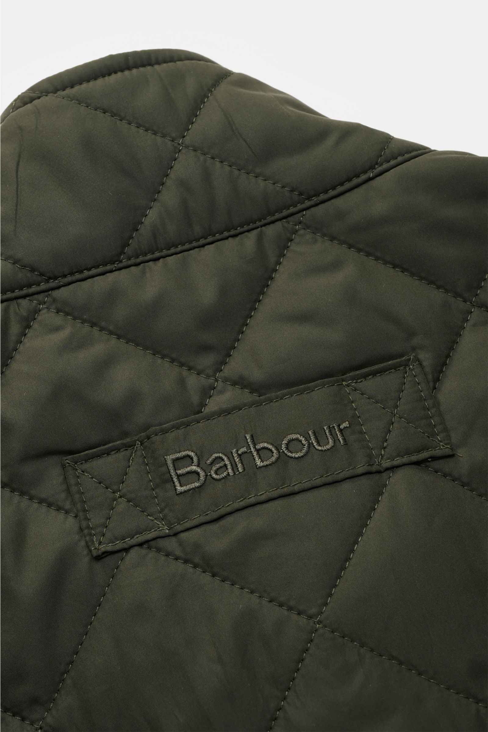 Barbour Steppweste 'New Lowerdale' dunkelgrün, Detailaufnahme Rautensteppung, tonales Logo-Stitching, hochwertige Microfaser, wattiert.