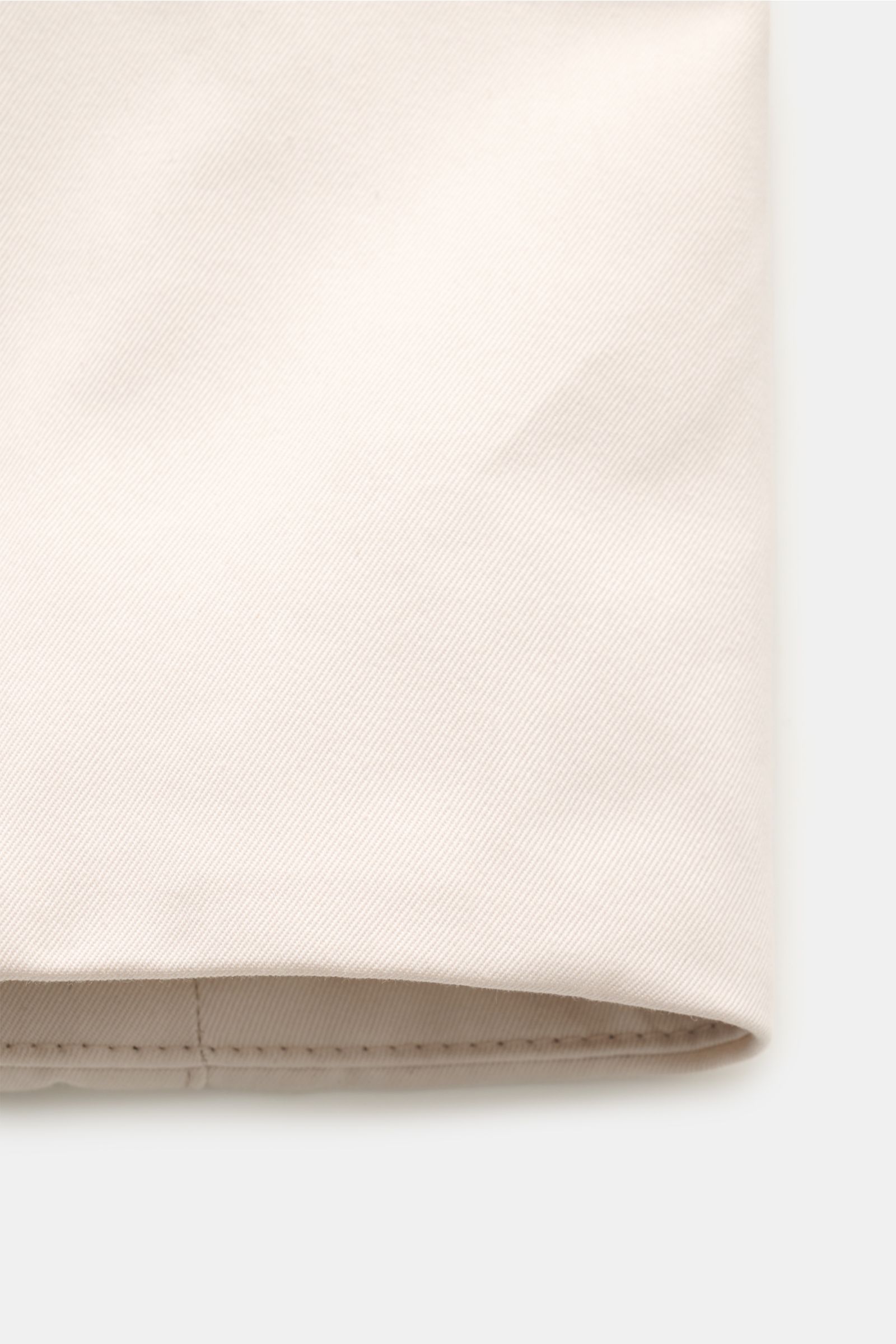 Moorer Outdoor-Weste 'Senio-Si' creme aus Sea Island Baumwolle und Seide, Slim Fit, glatter Griff, schmaler Stehkragen, schräge Zipper-Taschen, Detailansicht Saum.