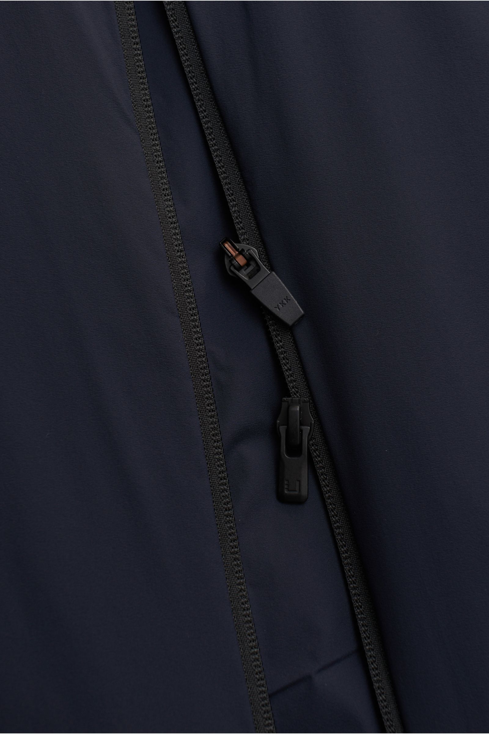 Close-up front view of the UBR Outdoor-Weste 'Raptor' navy showing its two-way zipper and smooth, high-quality microfiber fabric.

Description: Leichtigkeit, die man spürt – Performance, die bleibt: Mit der Weste 'Raptor' zeigt UBR, wie moderne Essenti