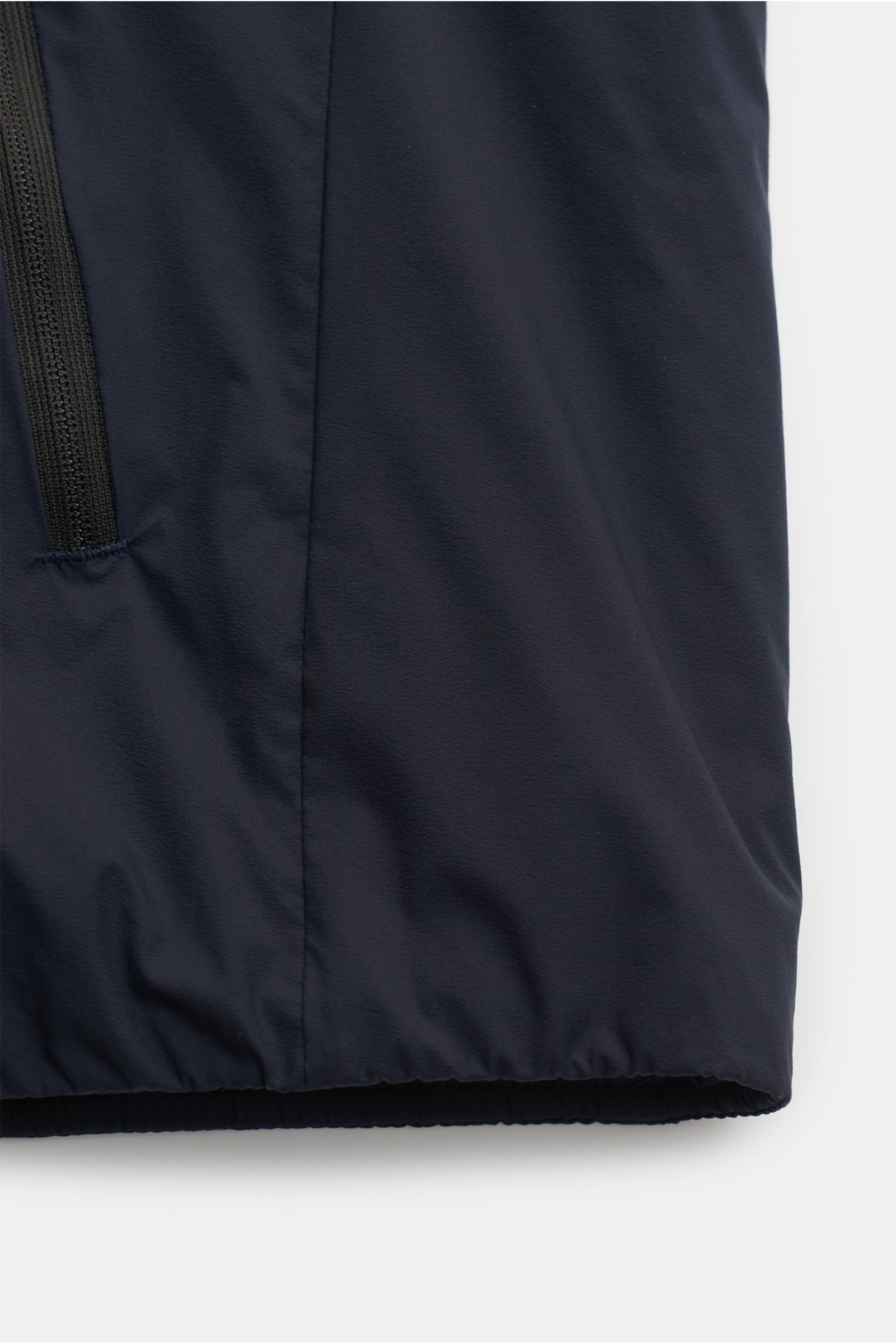 Close-up front-side view of UBR Outdoor-Weste 'Raptor' navy showing soft microfiber fabric and black zipper pocket with slim fit and light padding.

Description: Leichtigkeit, die man spürt – Performance, die bleibt: Mit der Weste 'Raptor' zeigt UBR, w