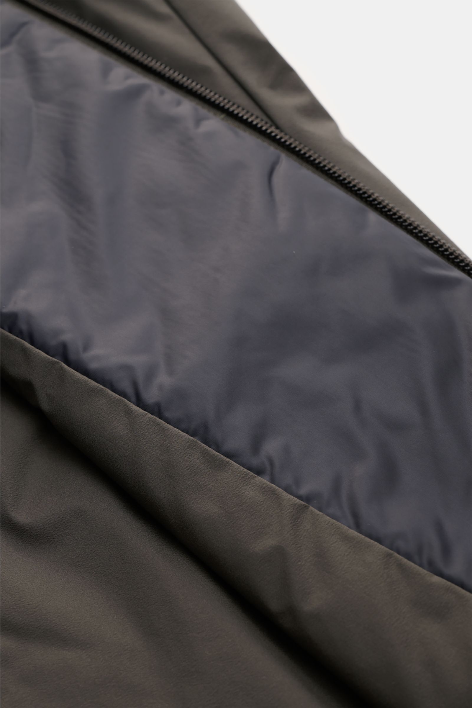 UBR Outdoor-Weste 'Raptor' oliv, Detailaufnahme von Innenfutter und Reißverschluss, leichte Wattierung, Microfaser, Slim Fit, reflektierende Details